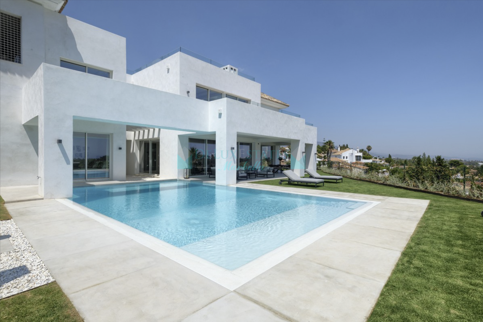 Villa for sale in El Paraiso, Estepona