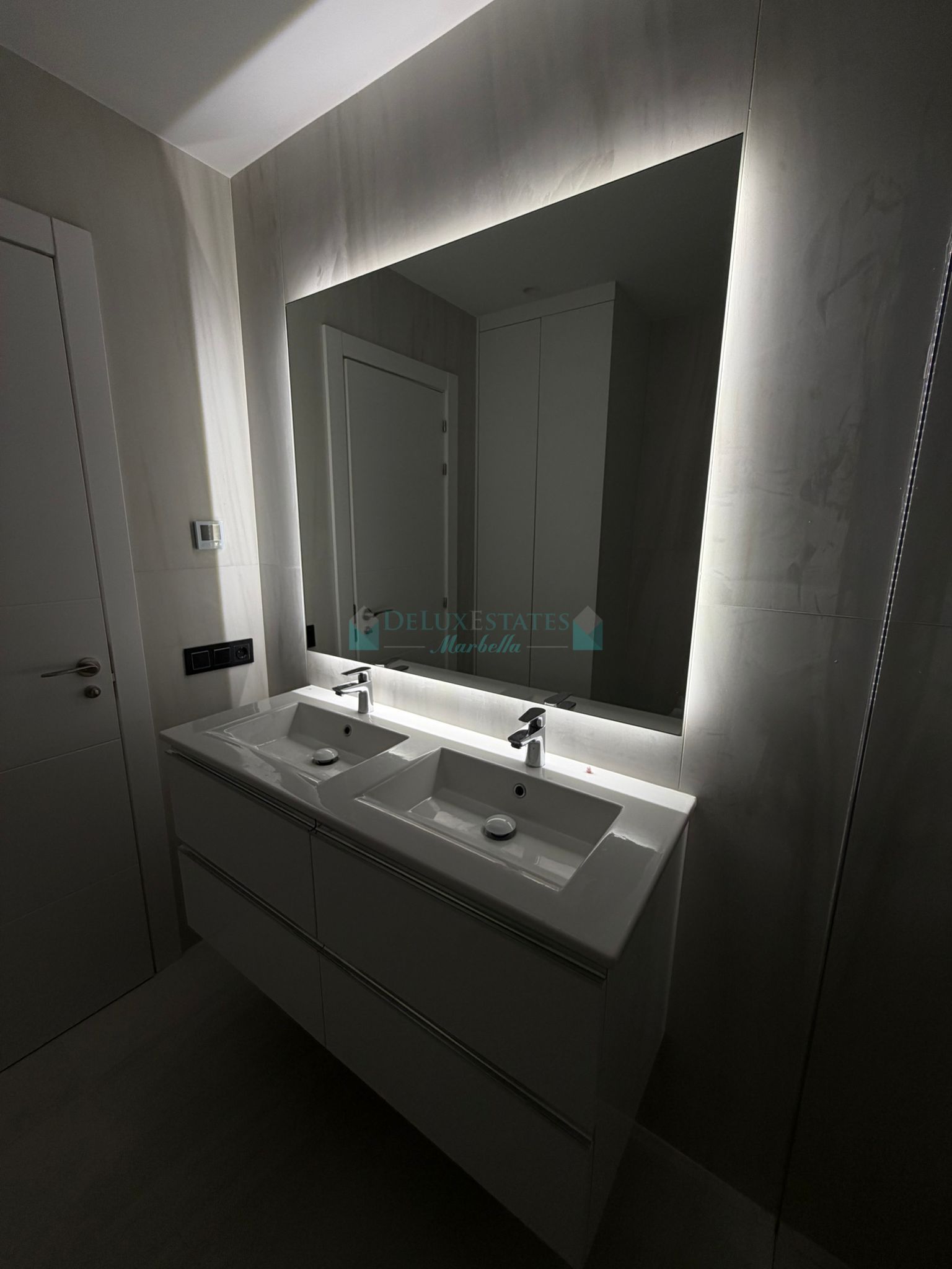 Apartamento en venta en Benamara, Estepona