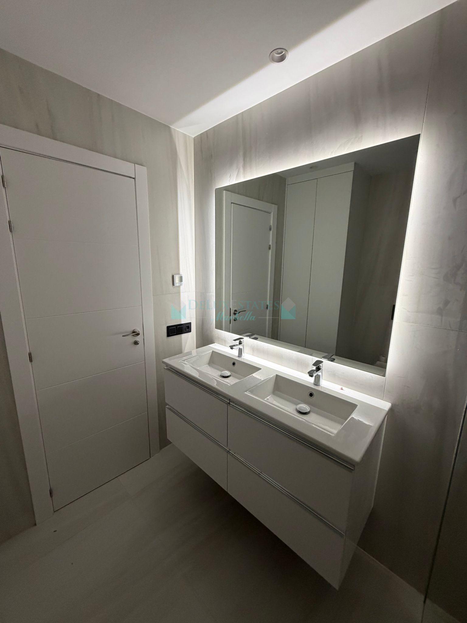 Apartamento en venta en Benamara, Estepona