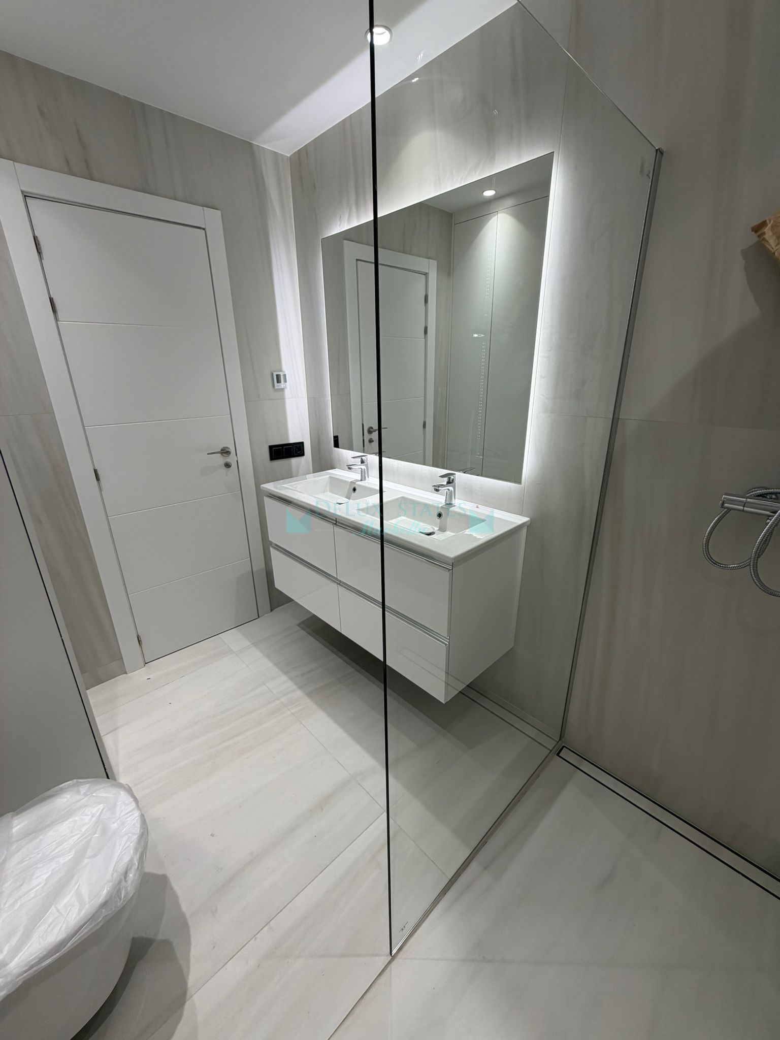 Apartamento en venta en Benamara, Estepona