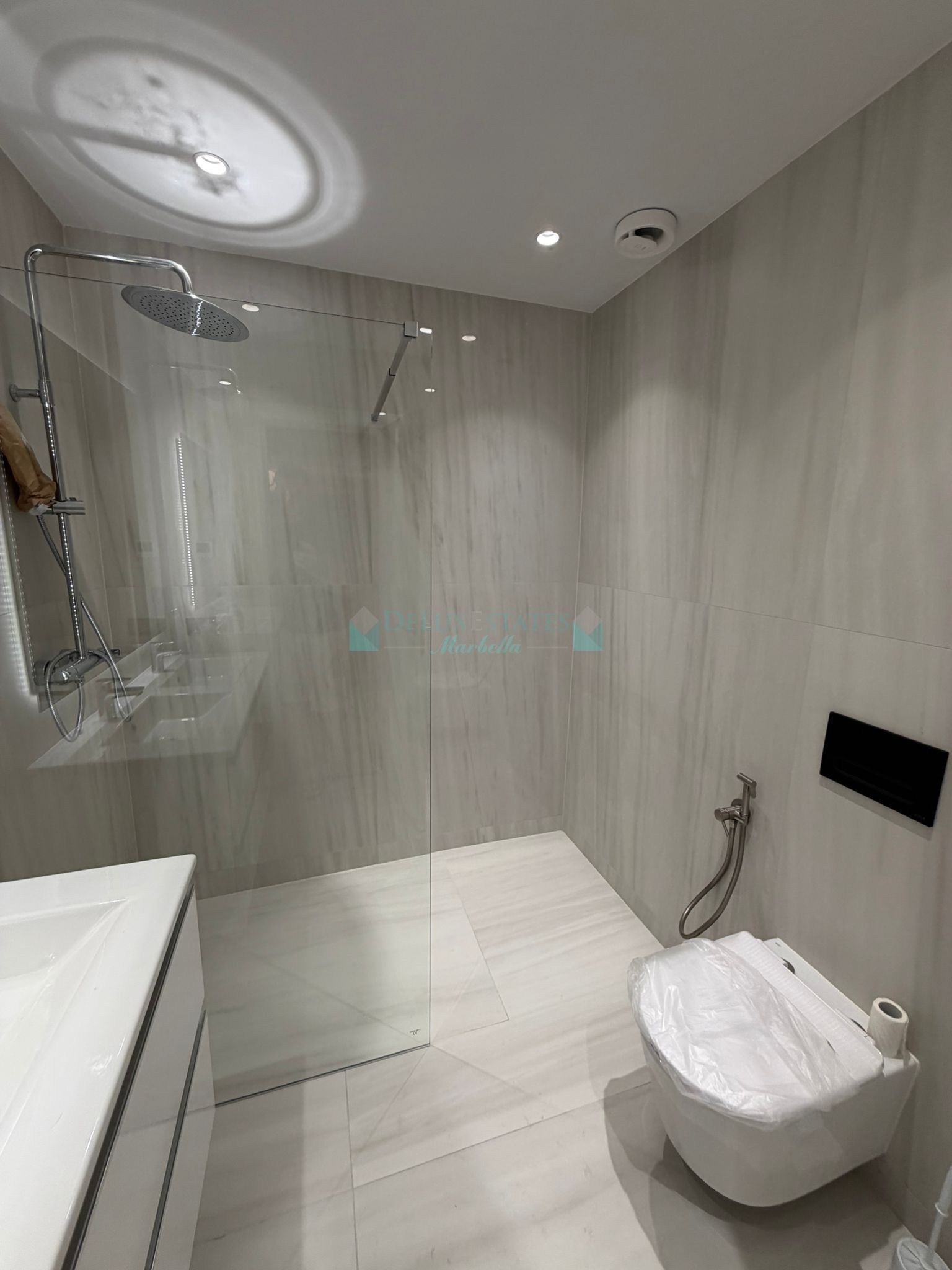 Apartamento en venta en Benamara, Estepona