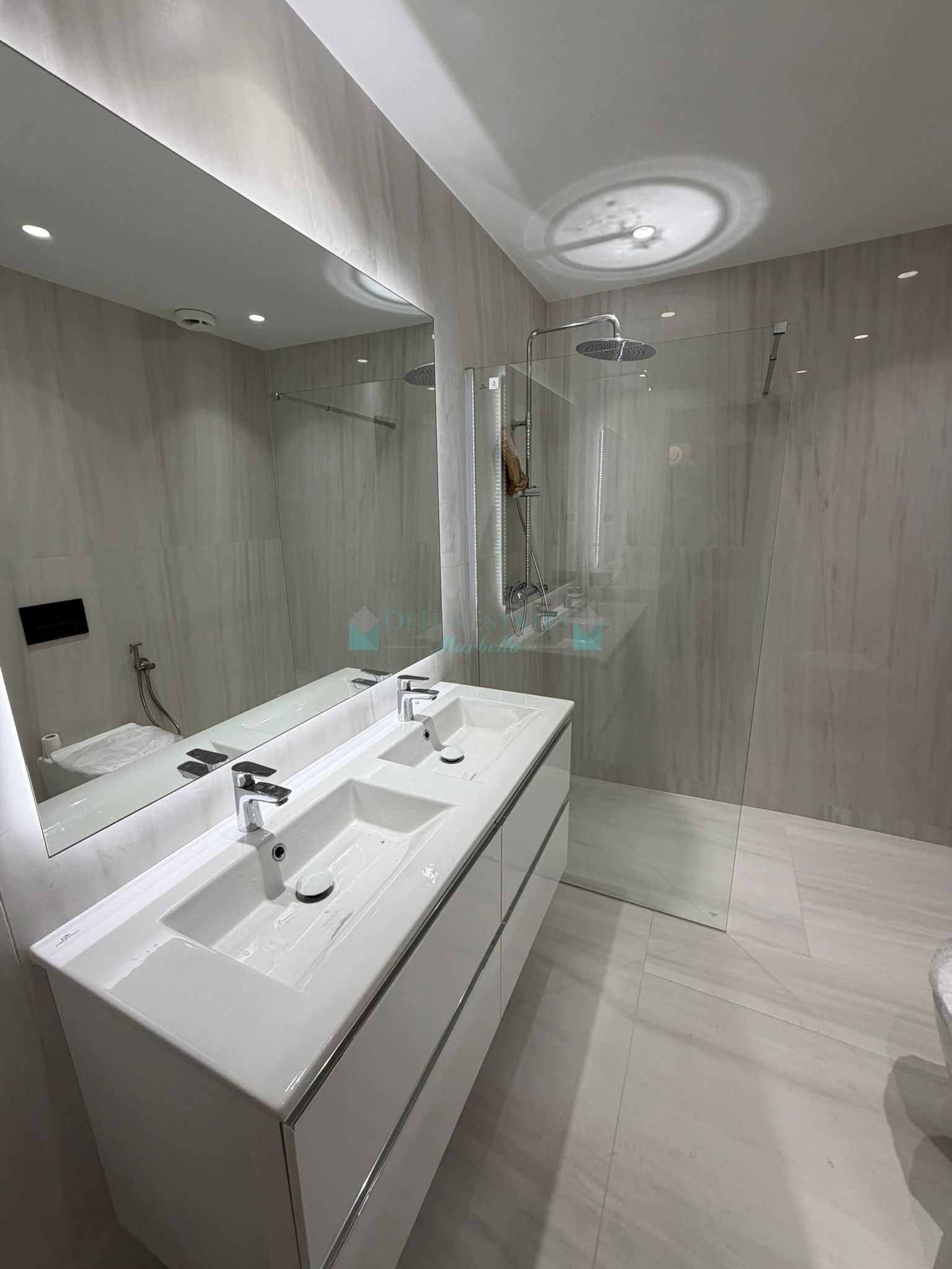 Apartamento en venta en Benamara, Estepona