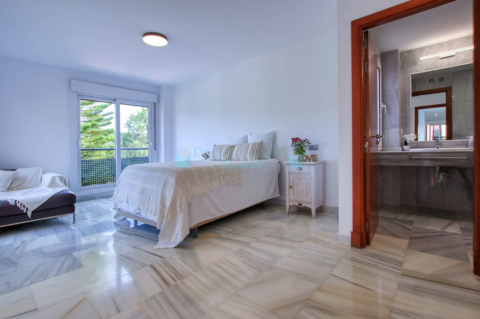 Villa for sale in Parque Botanico, Estepona