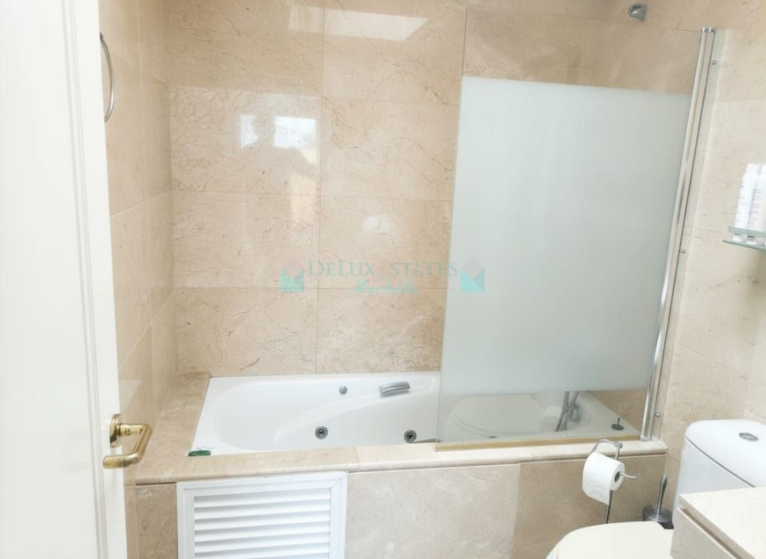 Penthouse for sale in Duquesa Village, Manilva