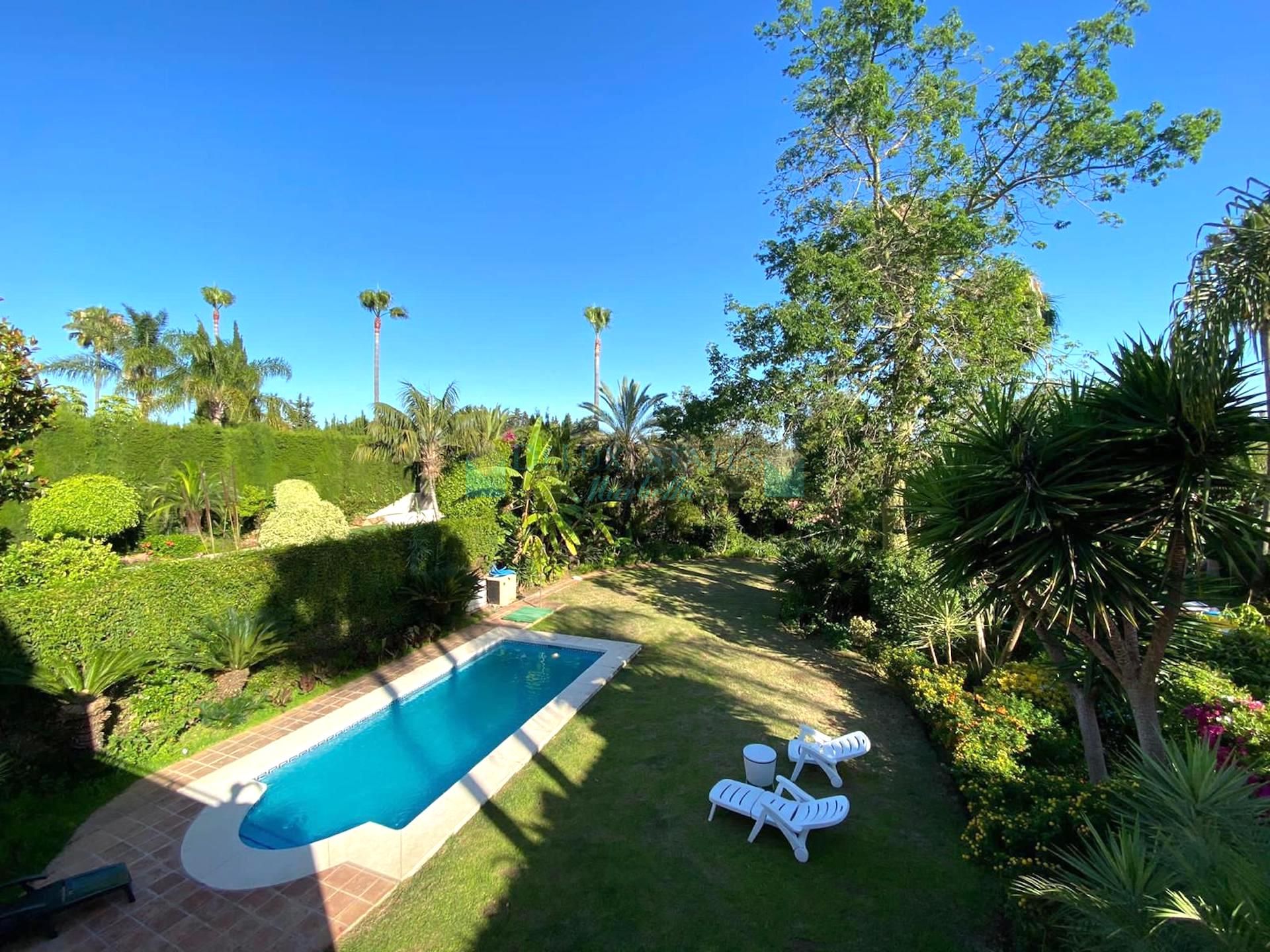 Villa for sale in La Alzambra, Nueva Andalucia