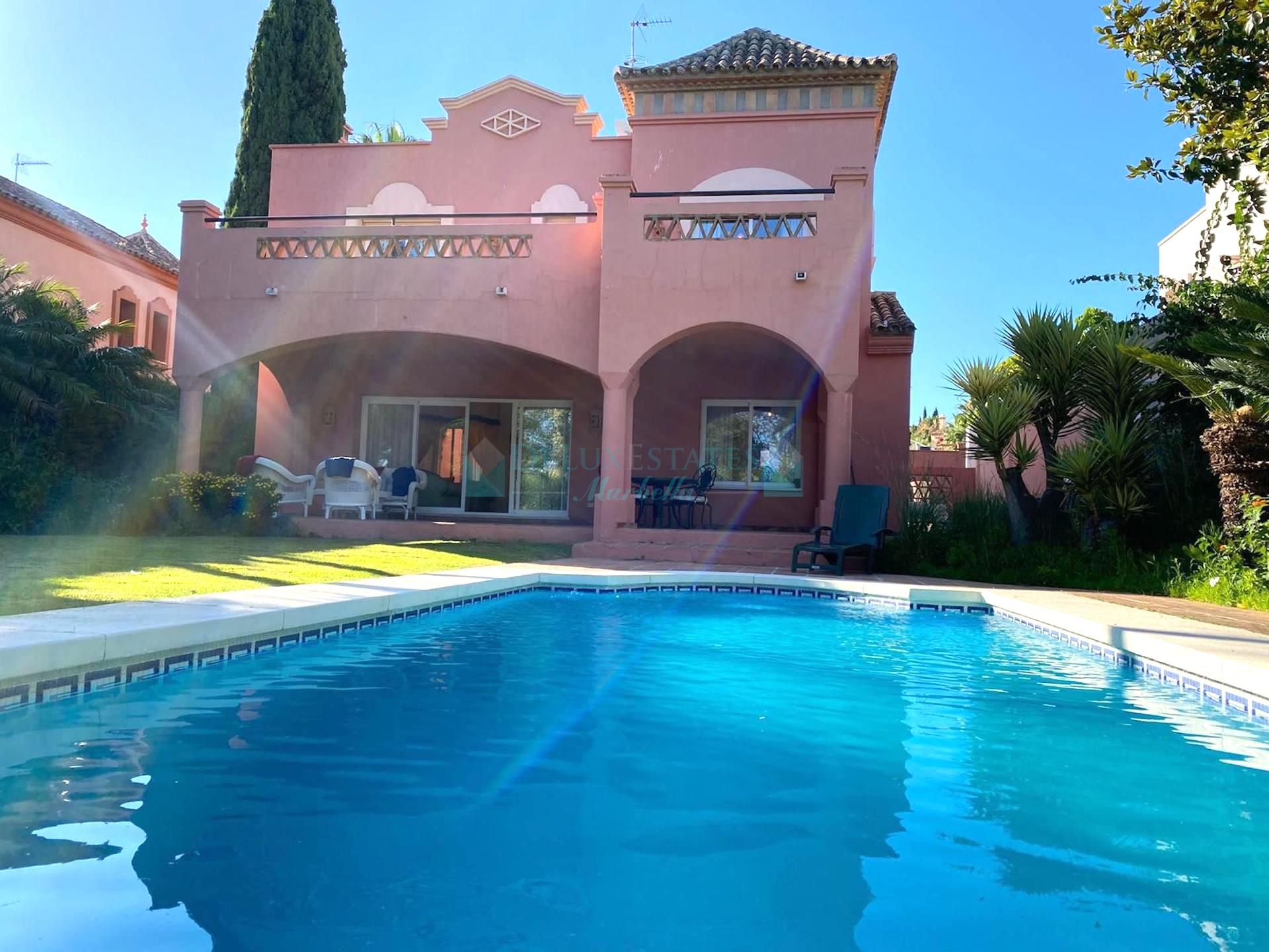 Villa for sale in La Alzambra, Nueva Andalucia