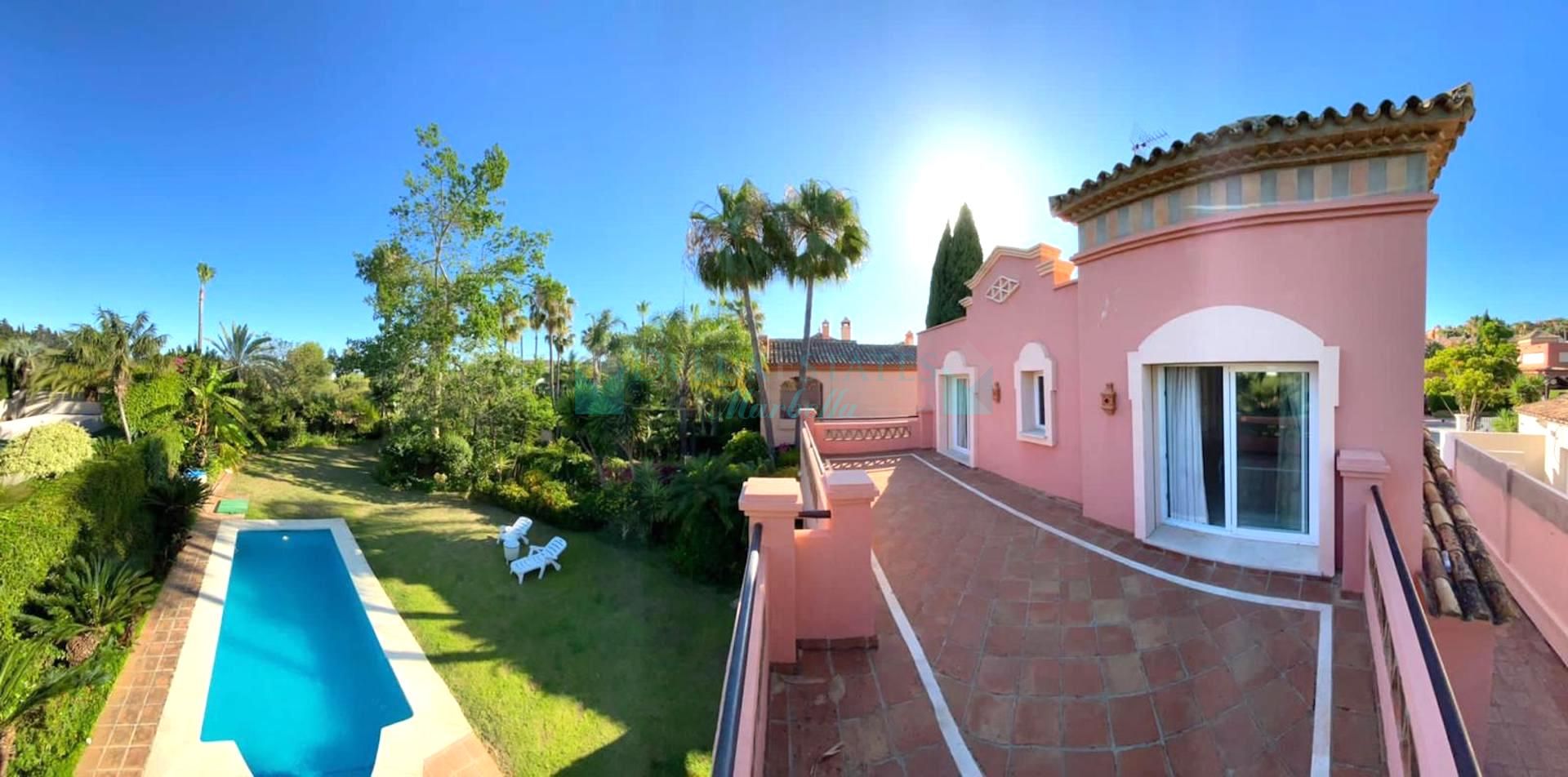 Villa for sale in La Alzambra, Nueva Andalucia