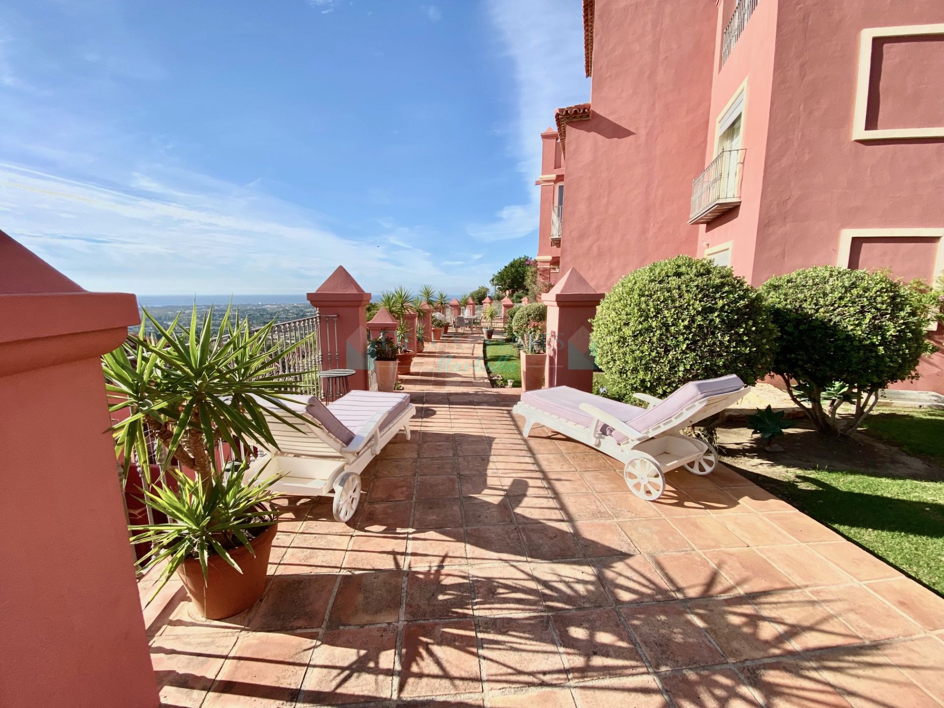 Ground Floor Apartment for sale in Monte Halcones, Benahavis