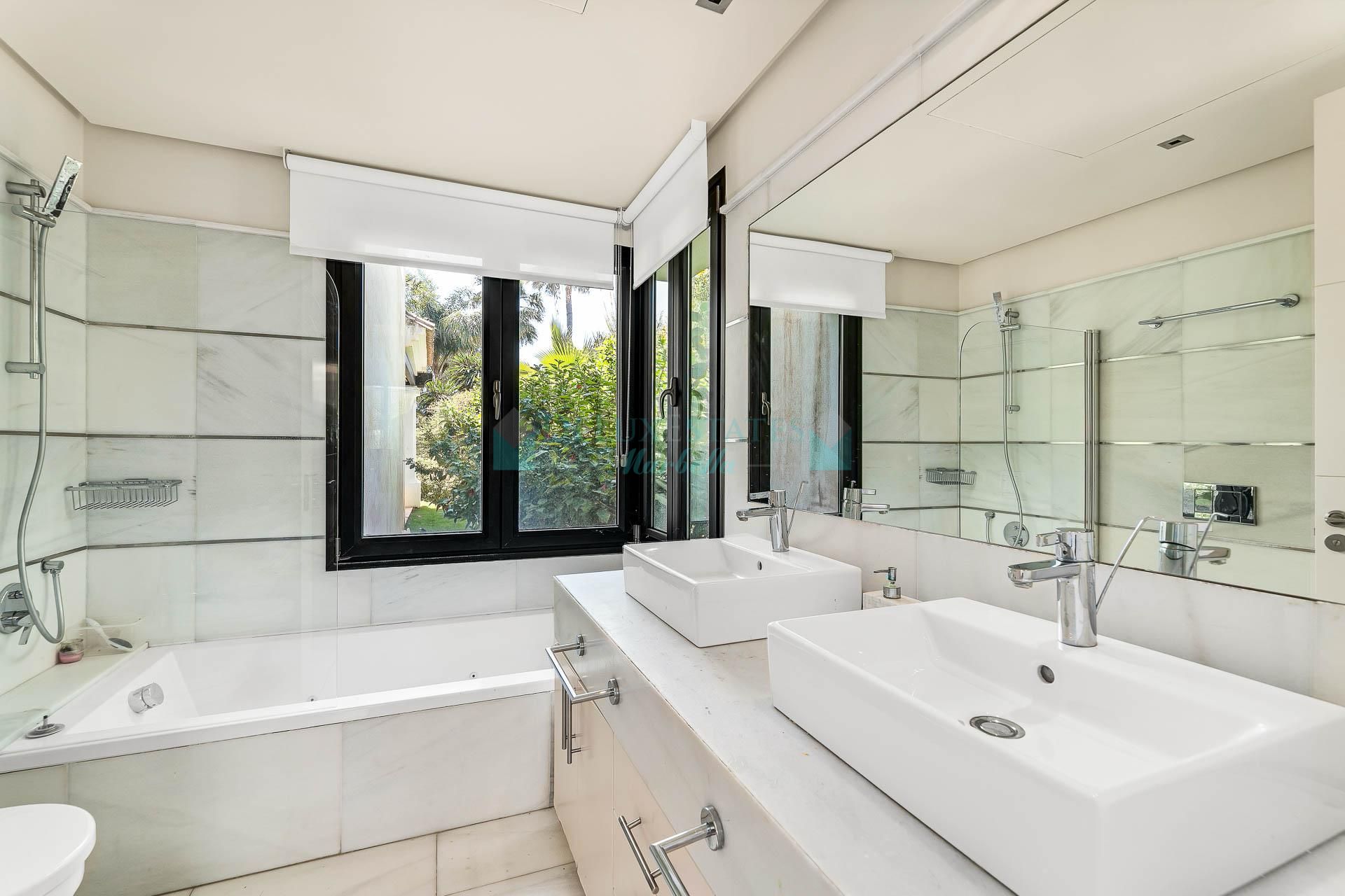 Villa for sale in Lomas de Magna Marbella, Marbella Golden Mile