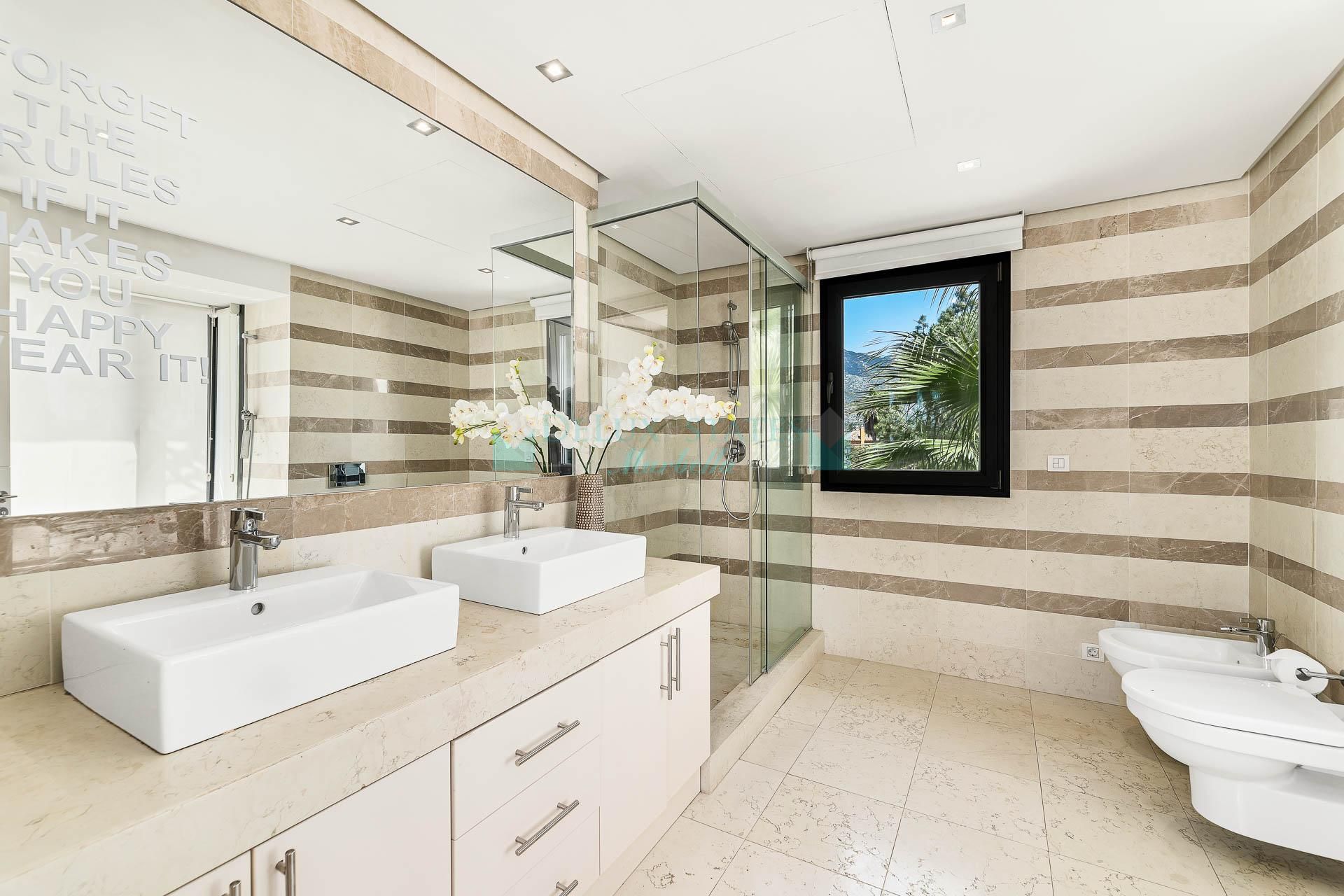 Villa for sale in Lomas de Magna Marbella, Marbella Golden Mile