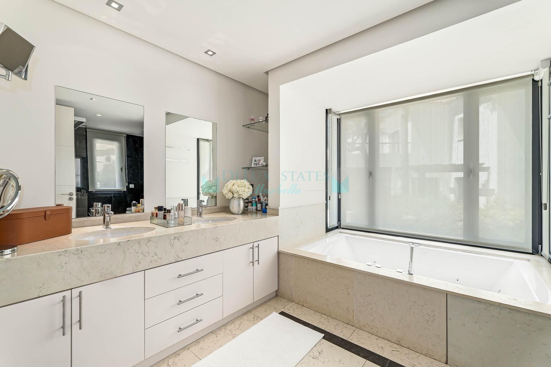 Villa for sale in Lomas de Magna Marbella, Marbella Golden Mile