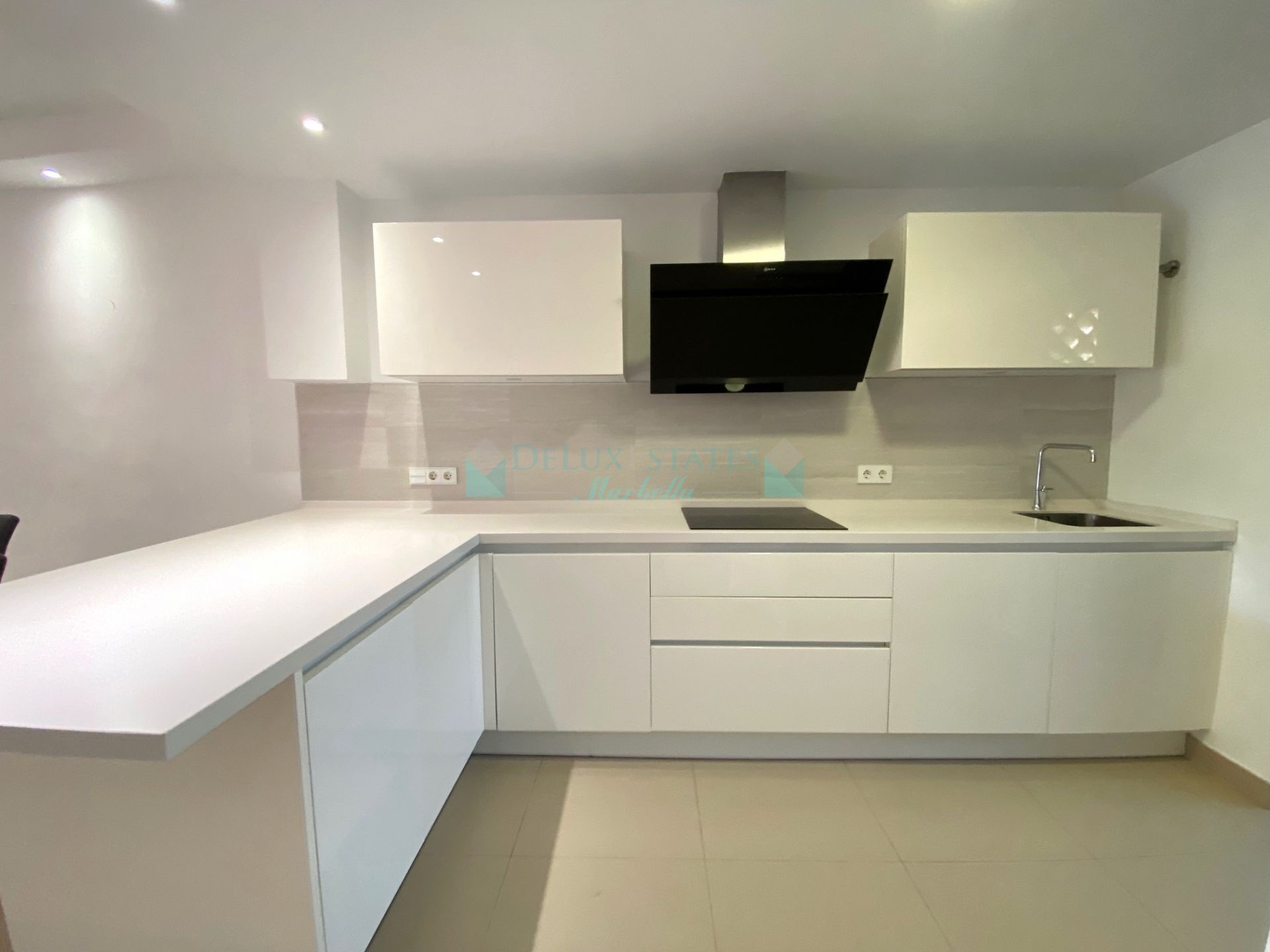 Semi Detached House for sale in El Paraiso, Estepona