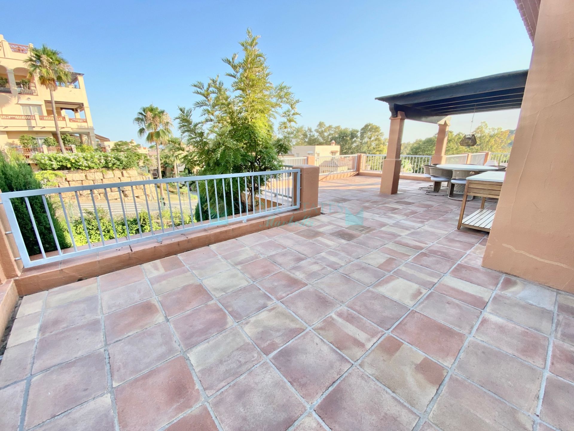 Penthouse for rent in Benatalaya, Estepona