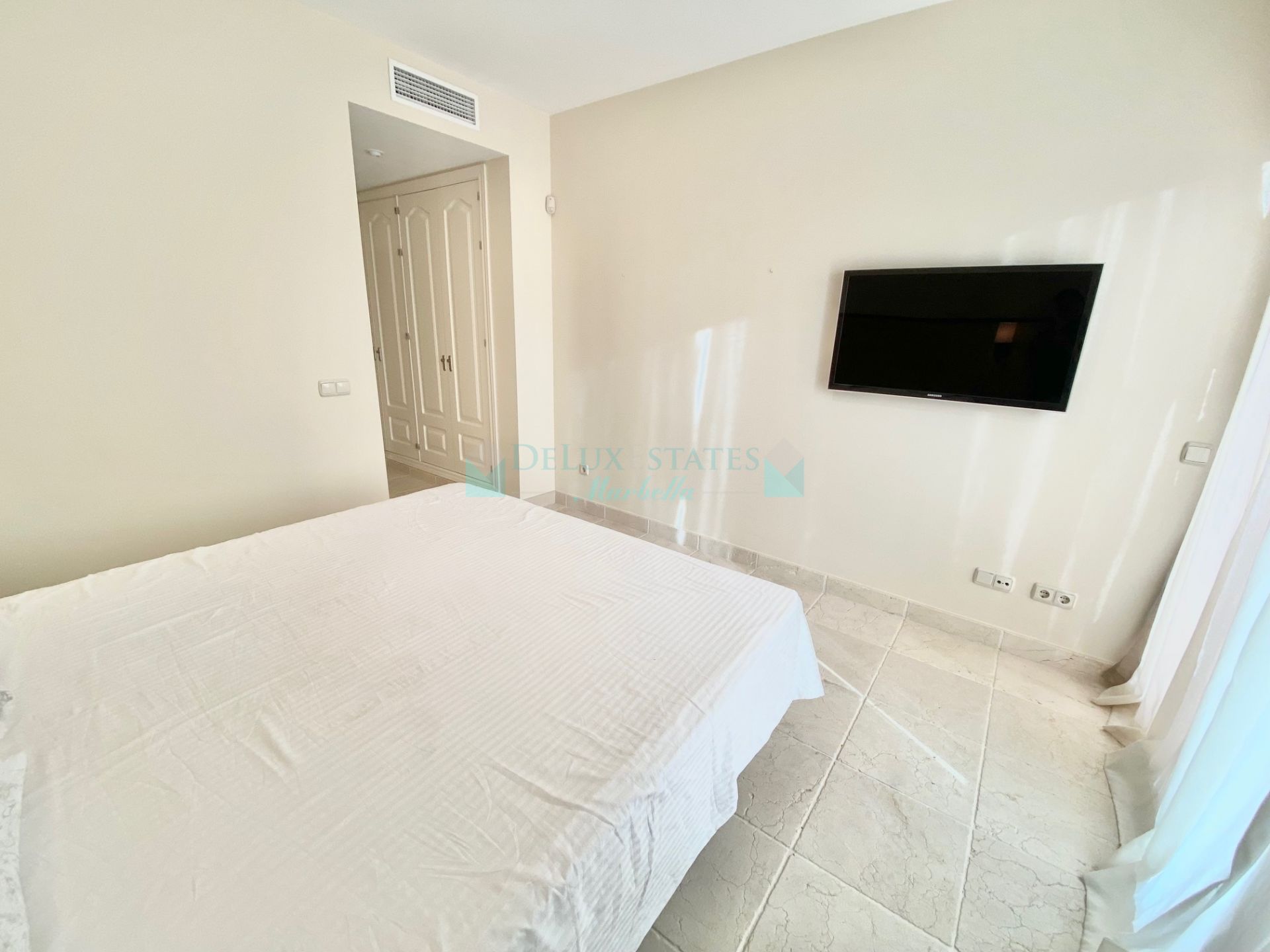 Penthouse for rent in Benatalaya, Estepona