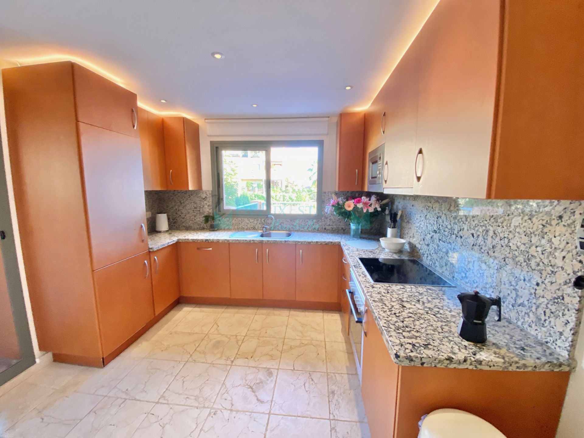 Penthouse for rent in Benatalaya, Estepona