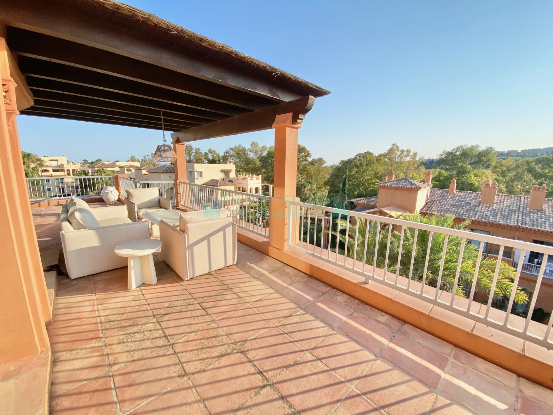 Penthouse for rent in Benatalaya, Estepona