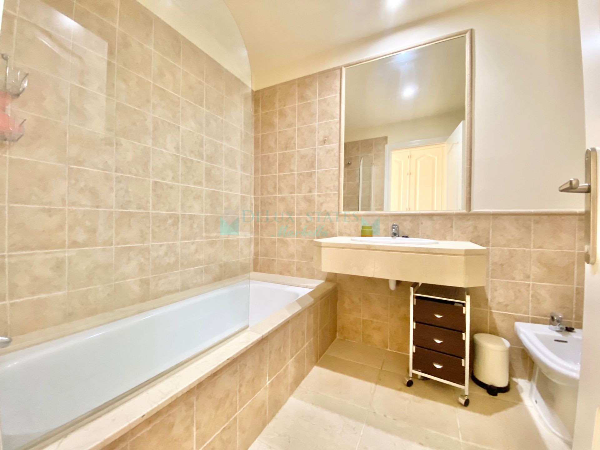 Penthouse for rent in Benatalaya, Estepona