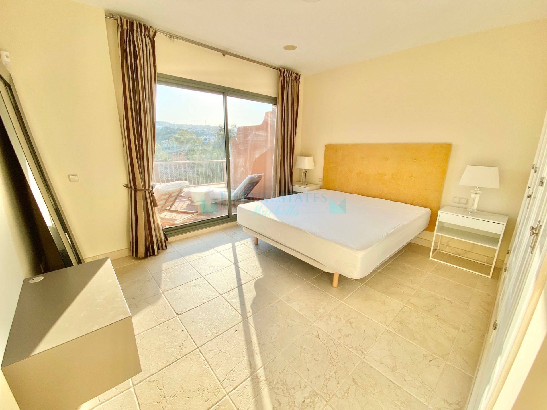 Penthouse for rent in Benatalaya, Estepona