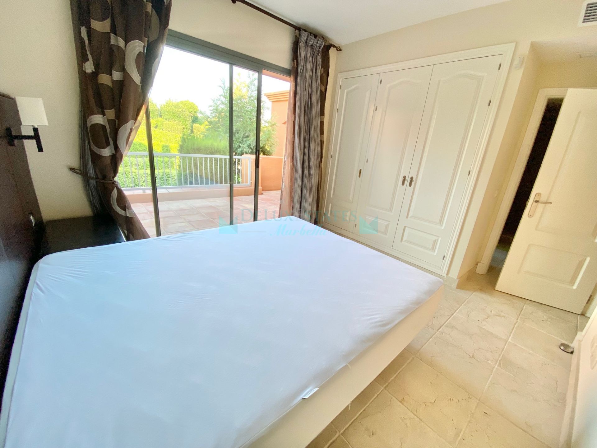 Penthouse for rent in Benatalaya, Estepona