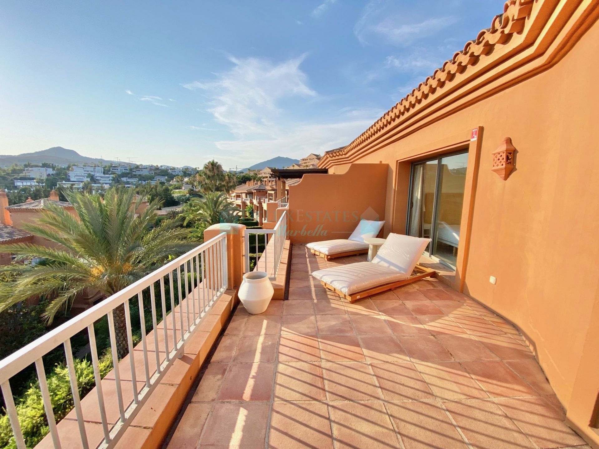 Penthouse for rent in Benatalaya, Estepona