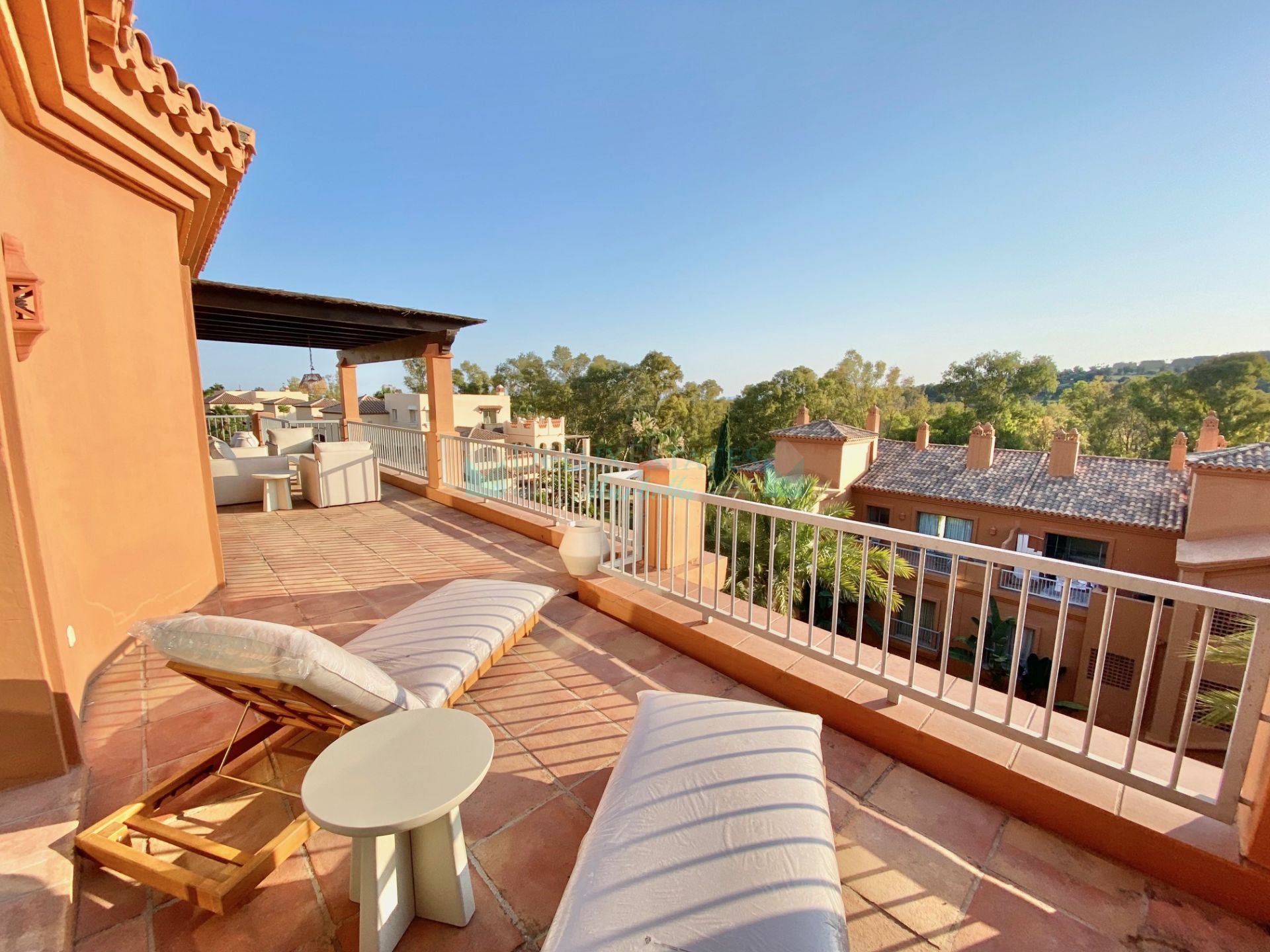 Penthouse for rent in Benatalaya, Estepona
