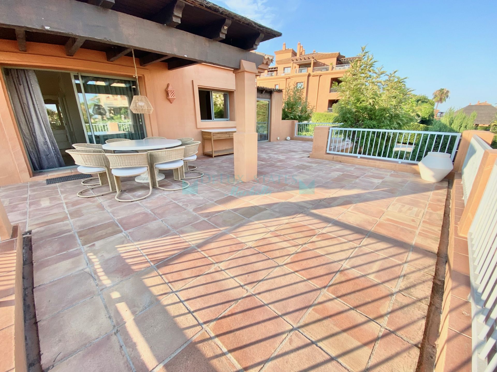Penthouse for rent in Benatalaya, Estepona