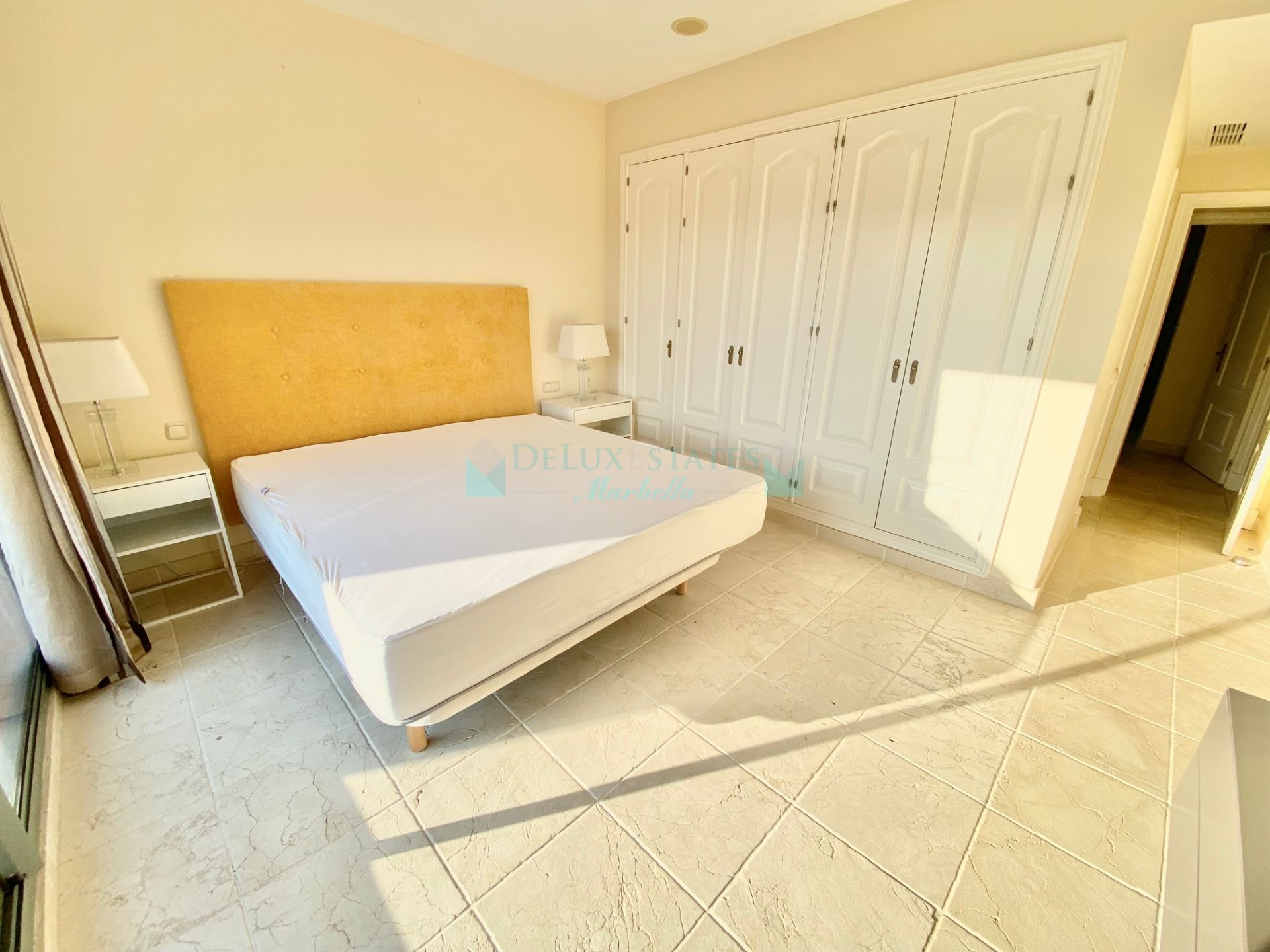 Penthouse for rent in Benatalaya, Estepona