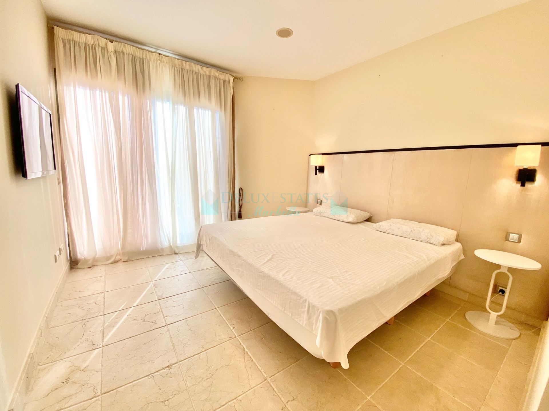 Penthouse for rent in Benatalaya, Estepona
