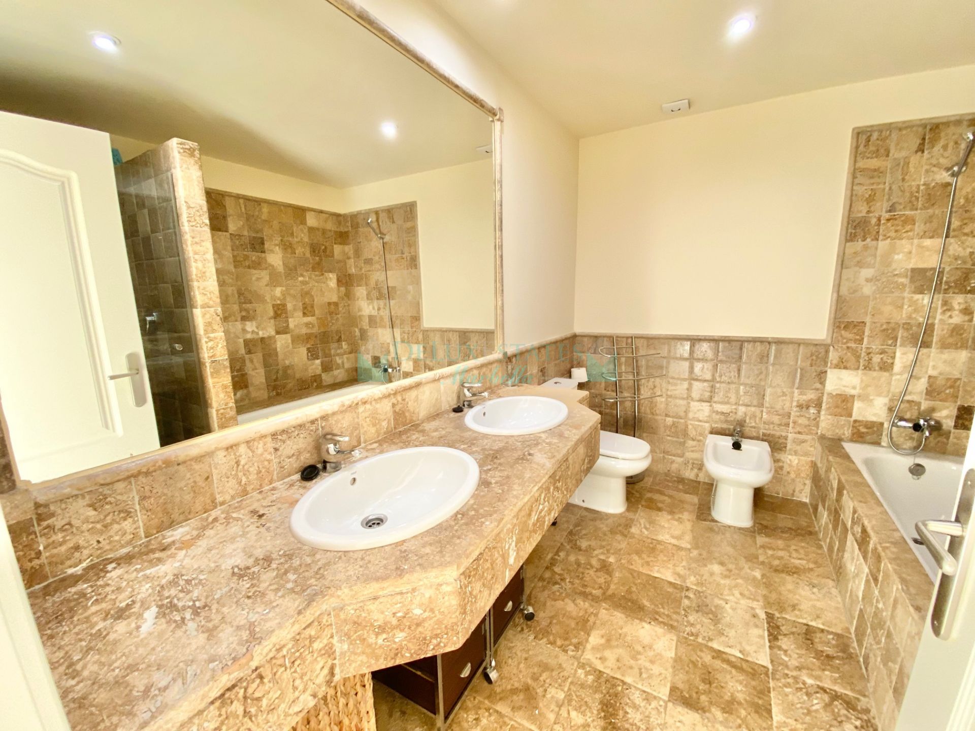Penthouse for rent in Benatalaya, Estepona