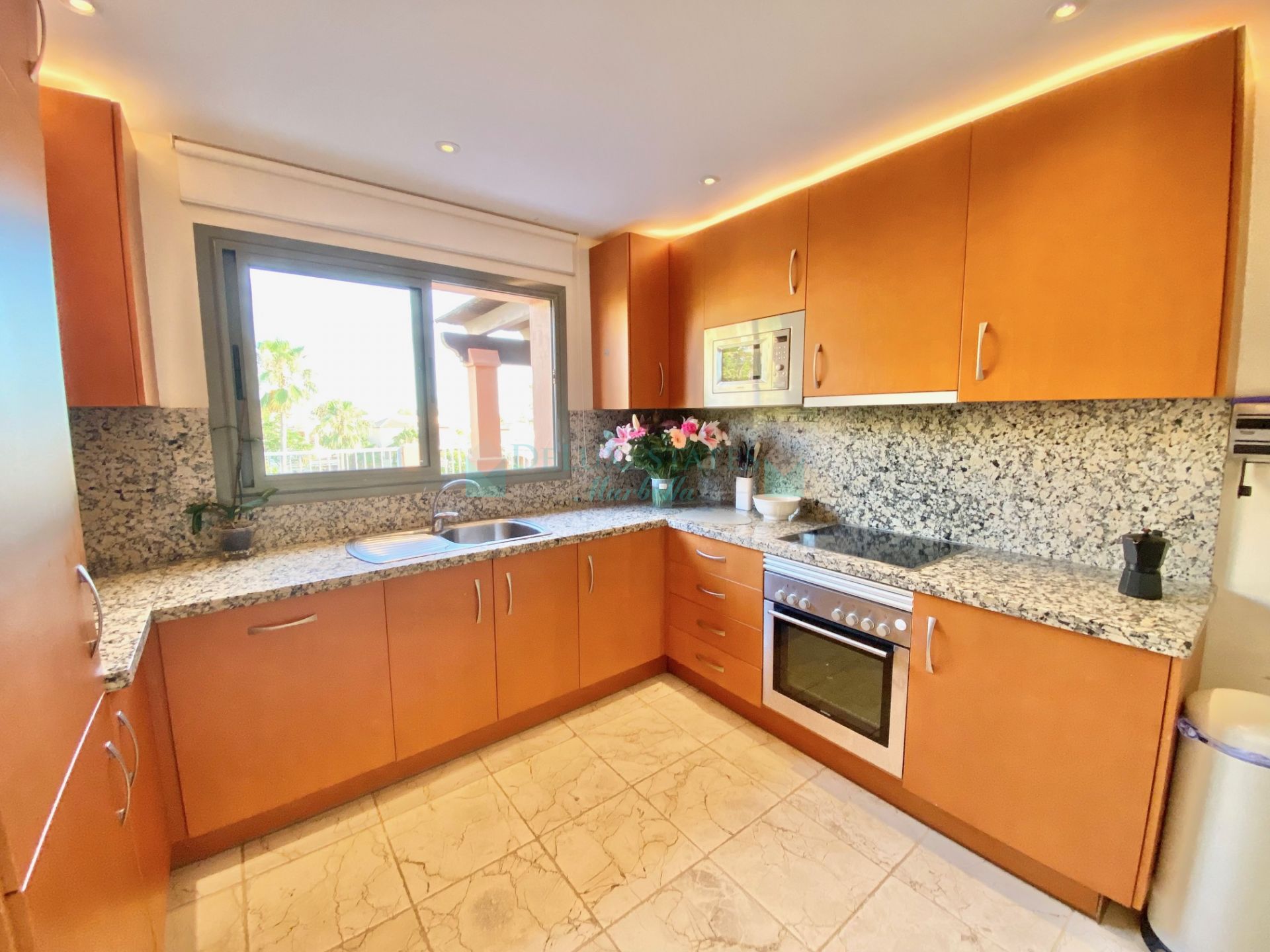 Penthouse for rent in Benatalaya, Estepona