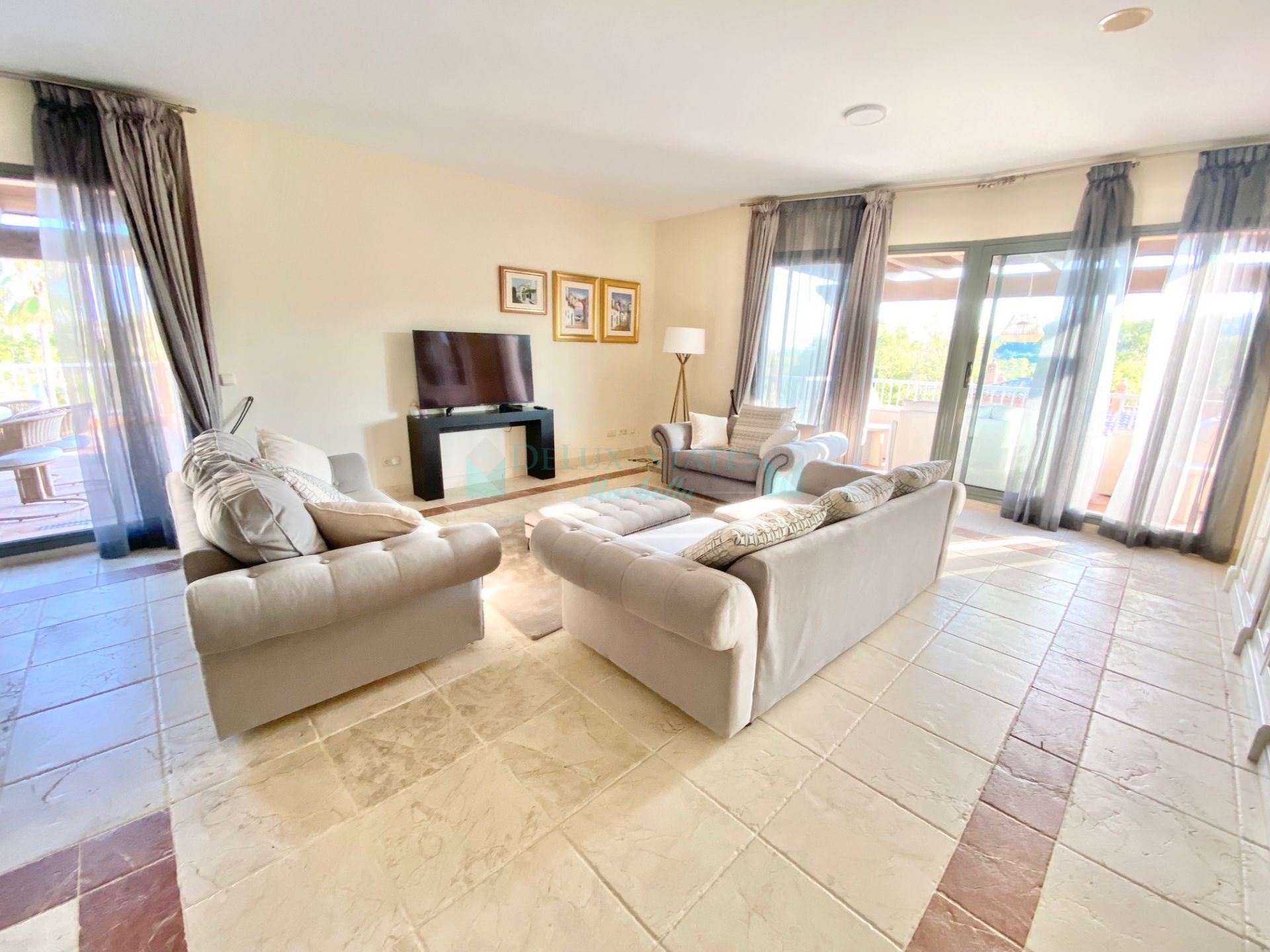 Penthouse for rent in Benatalaya, Estepona