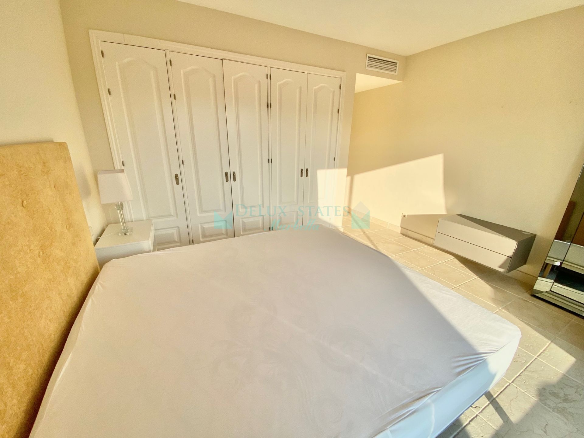 Penthouse for rent in Benatalaya, Estepona