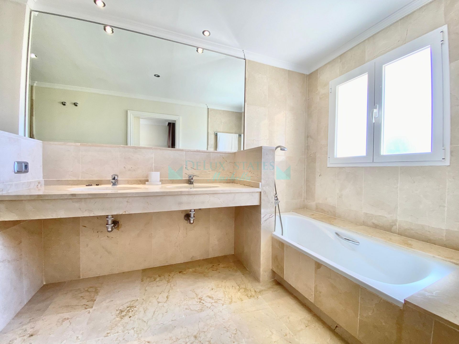 Apartment for rent in Marques de Atalaya, Estepona