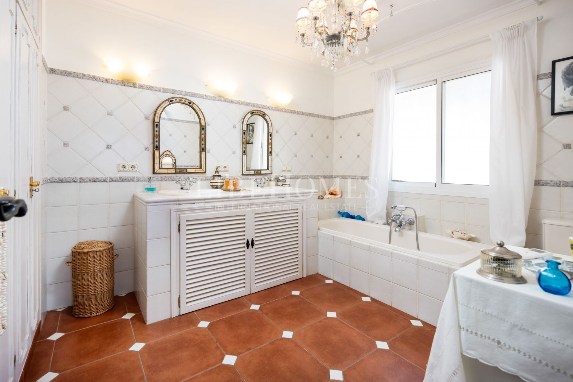 Beautiful Andalusian villa with a unique character in Marbella East