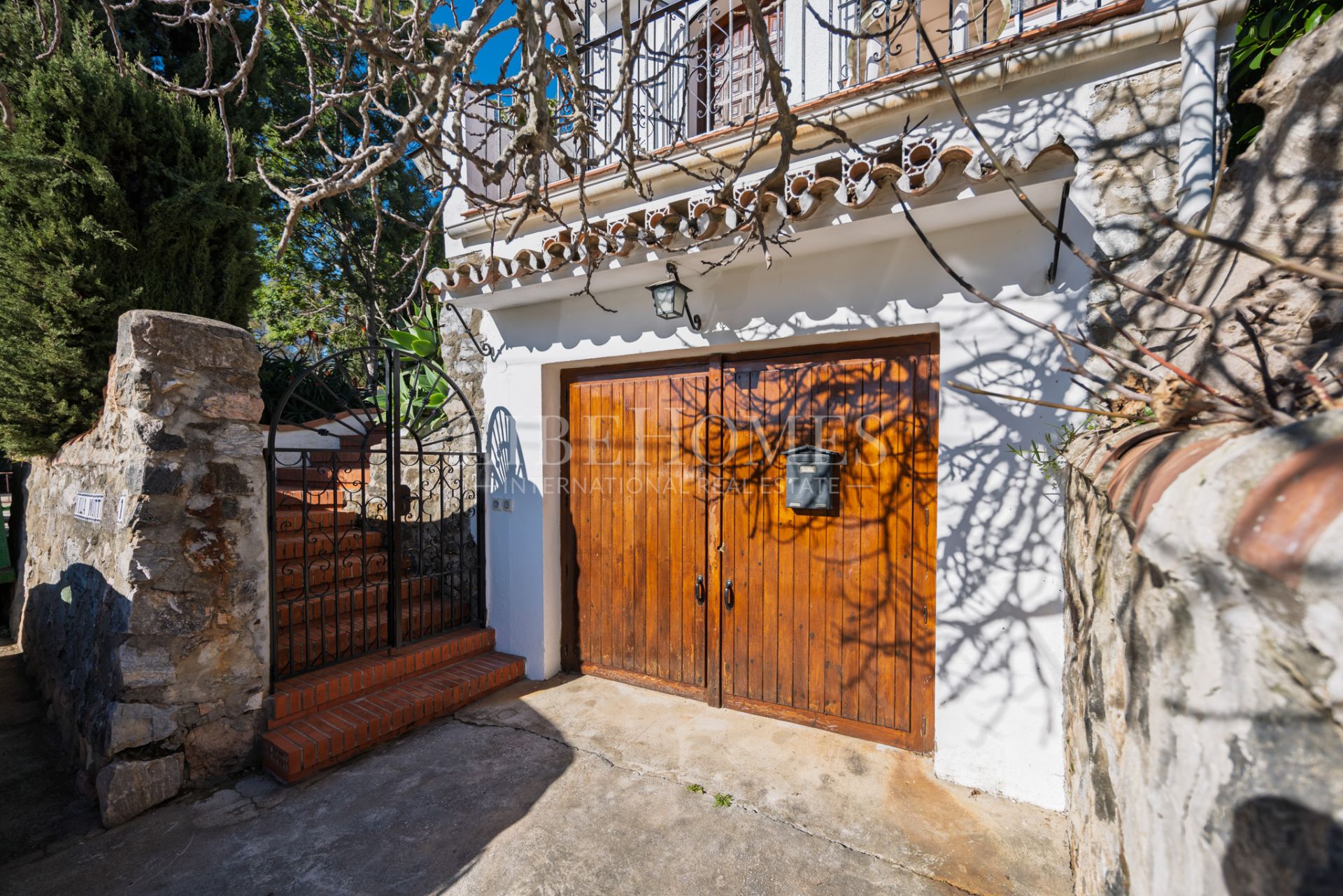 Beautiful Andalusian villa with a unique character in Marbella East