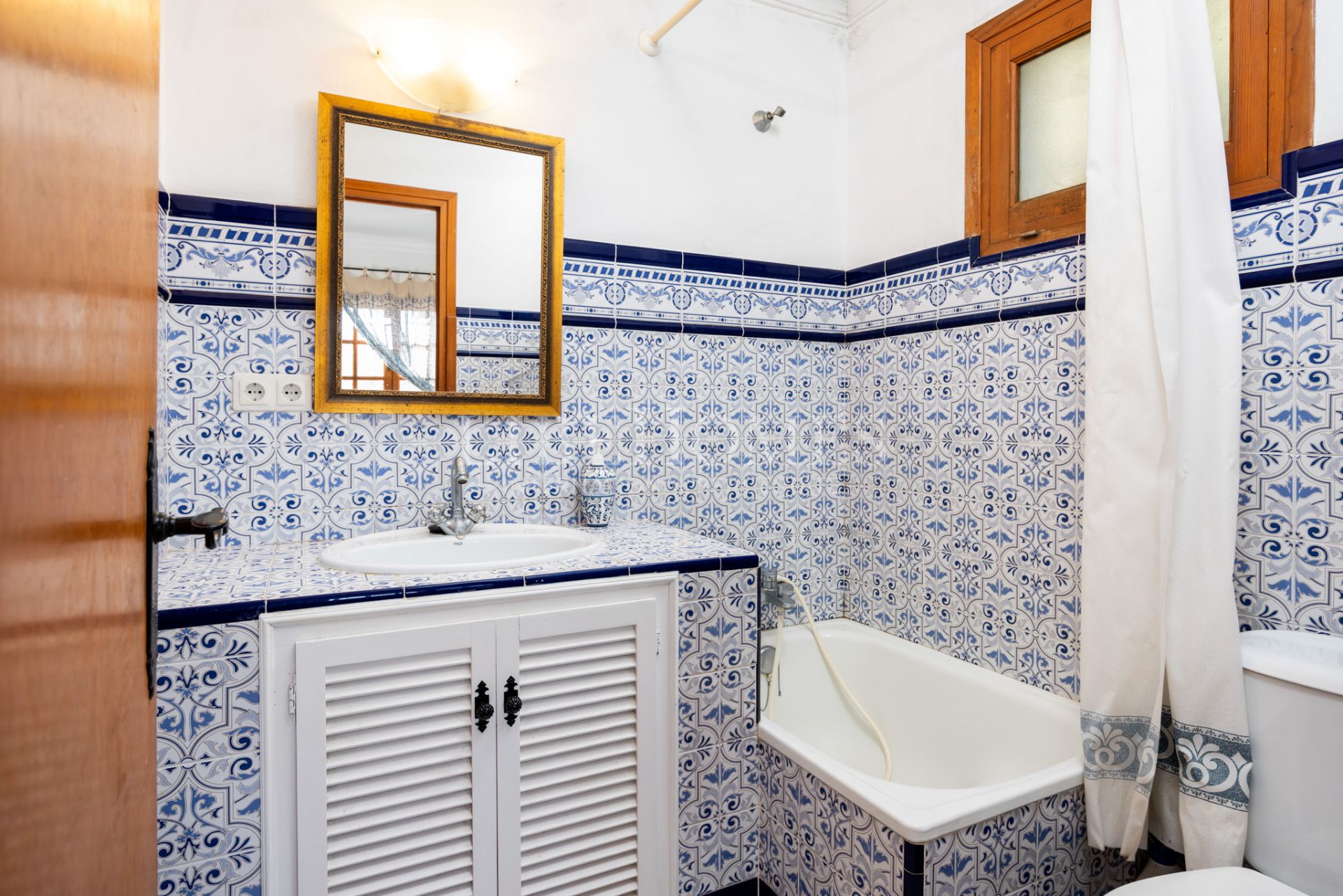 Beautiful Andalusian villa with a unique character in Marbella East