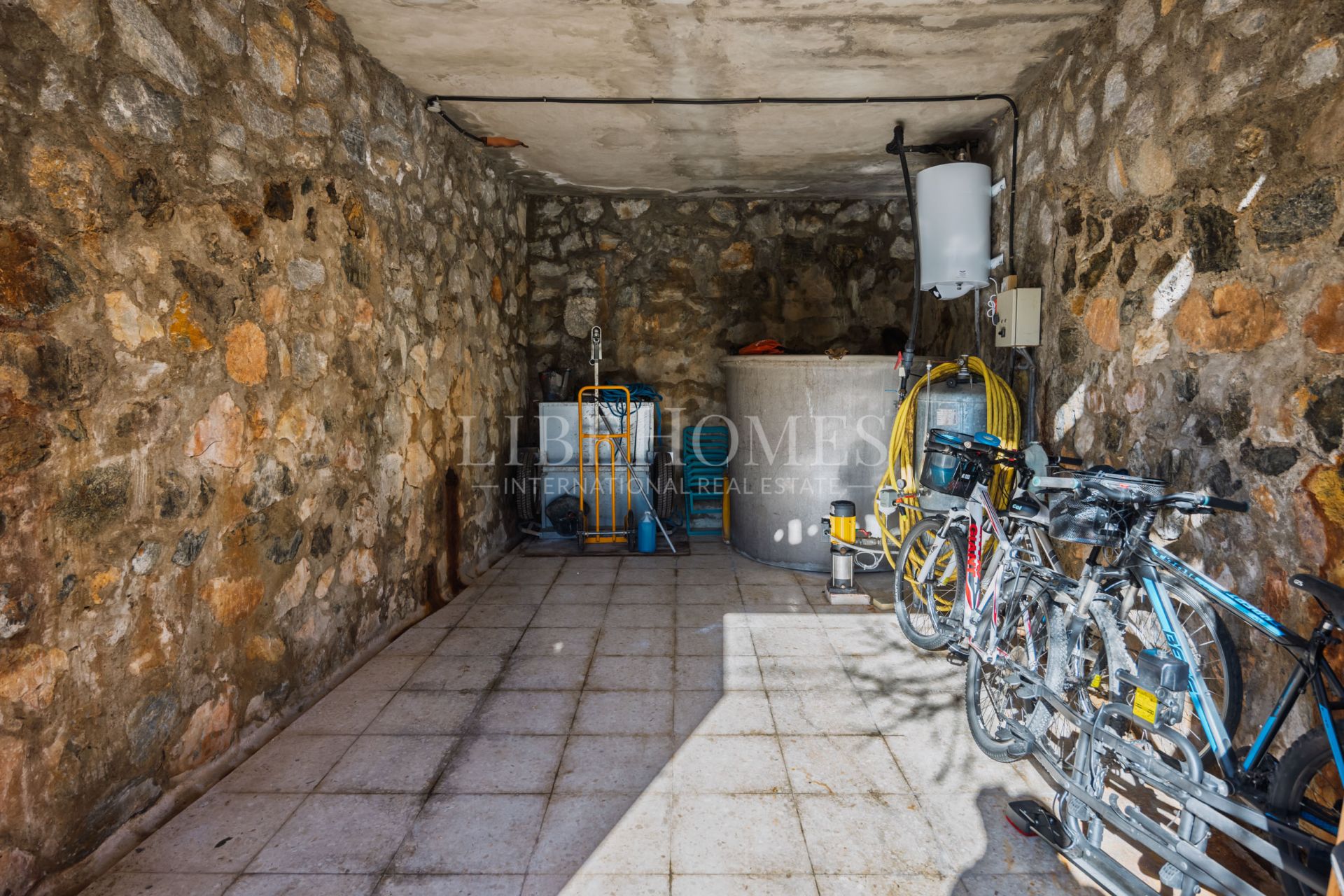 Beautiful Andalusian villa with a unique character in Marbella East