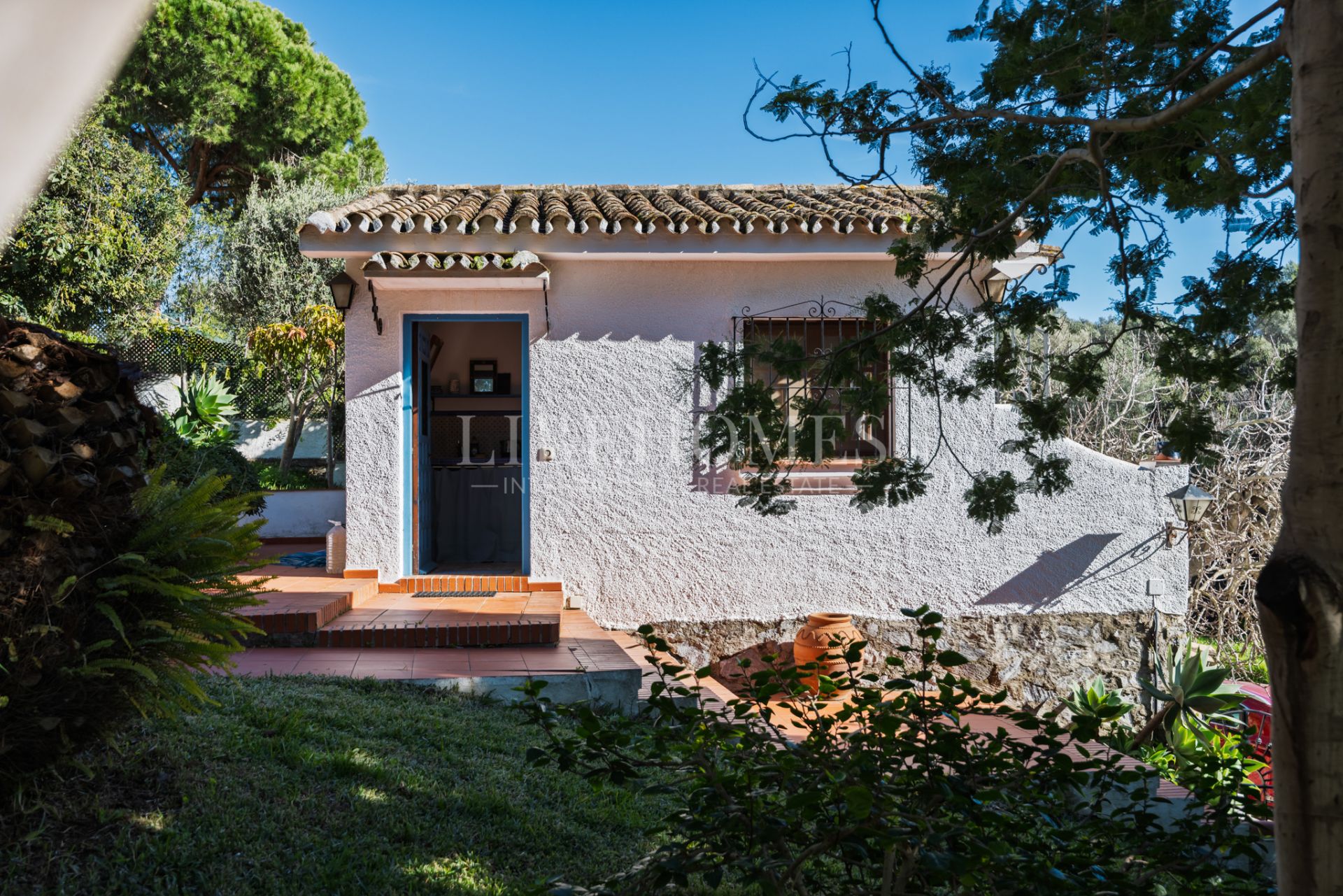 Beautiful Andalusian villa with a unique character in Marbella East