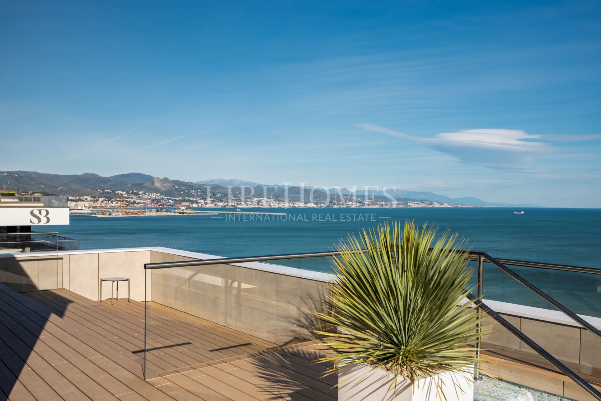 Brand new, luxury beachfront apartment for sale in Malaga city