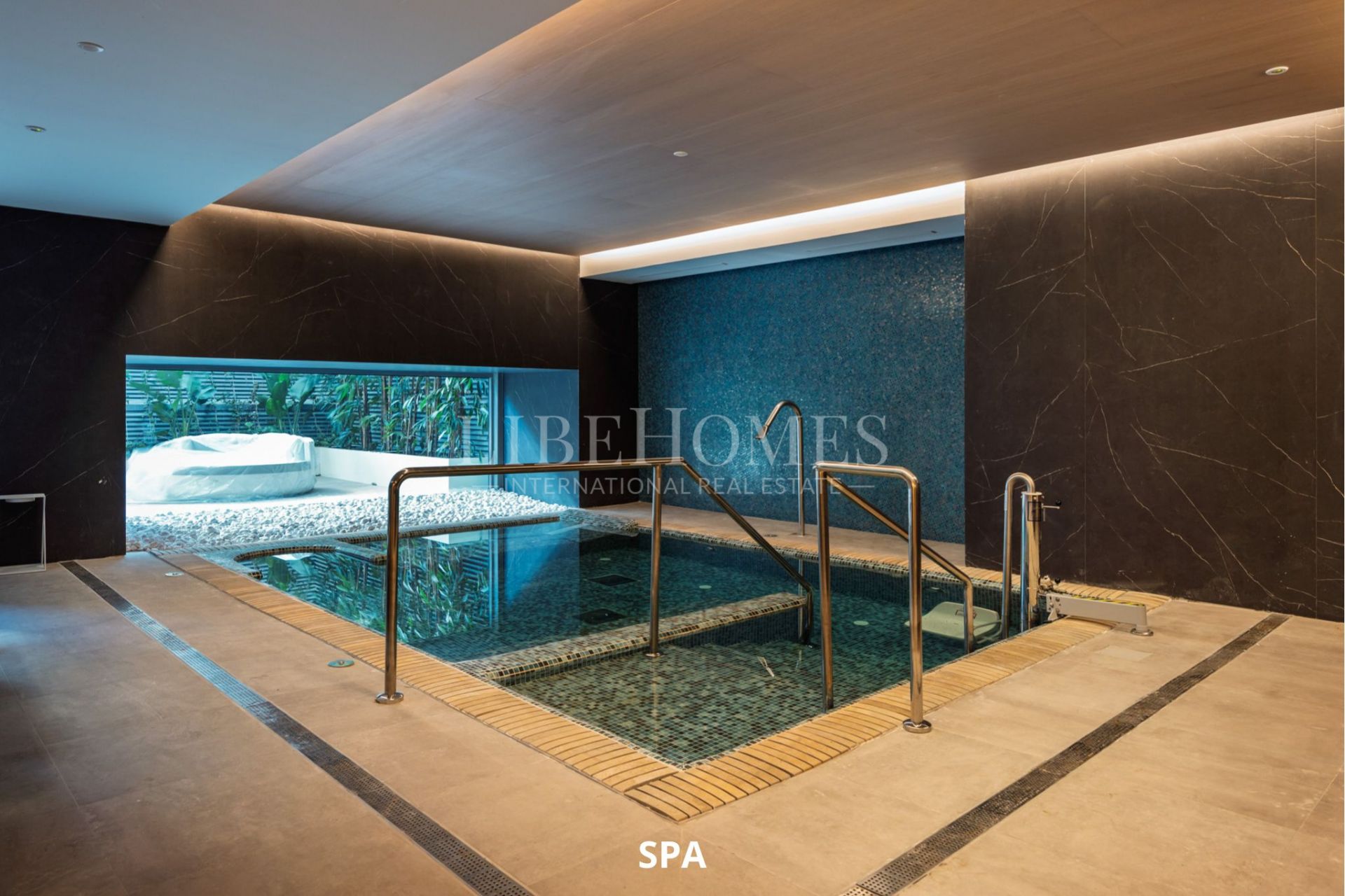 Brand new, luxury beachfront apartment for sale in Malaga city