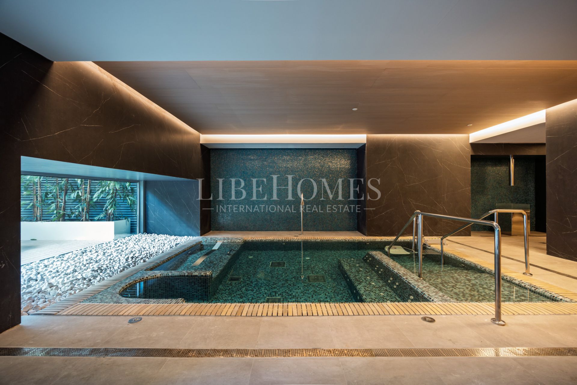 Brand new, luxury beachfront apartment for sale in Malaga city