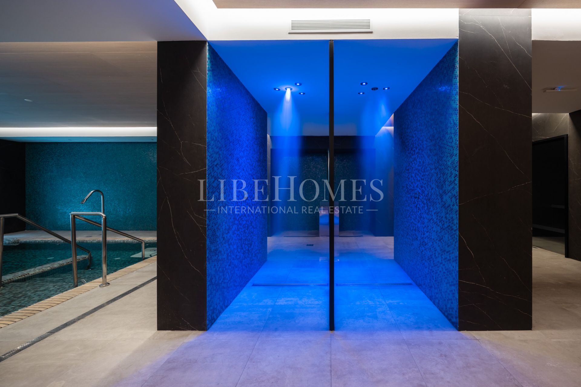 Brand new, luxury beachfront apartment for sale in Malaga city