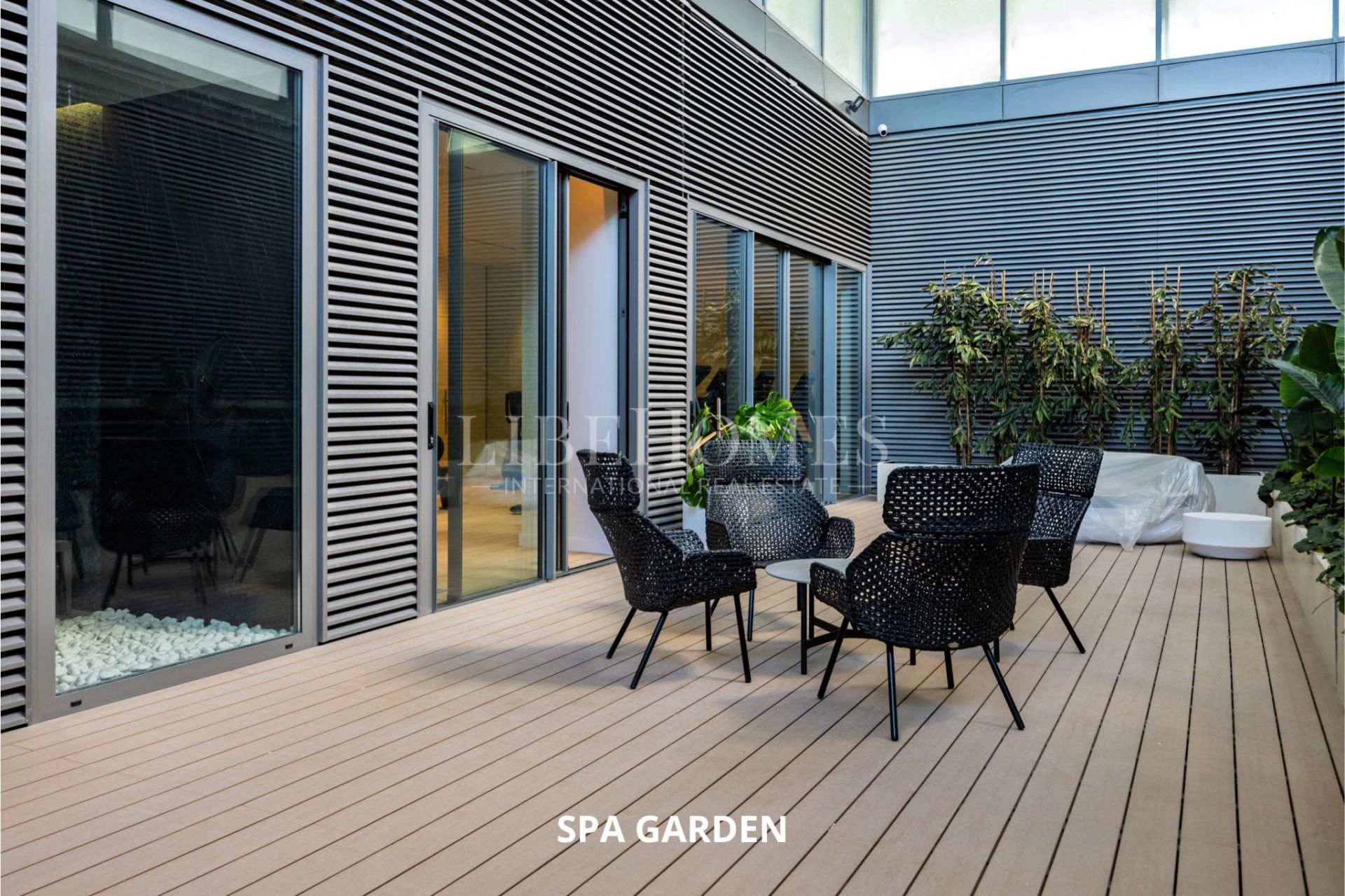 Brand new, luxury beachfront apartment for sale in Malaga city