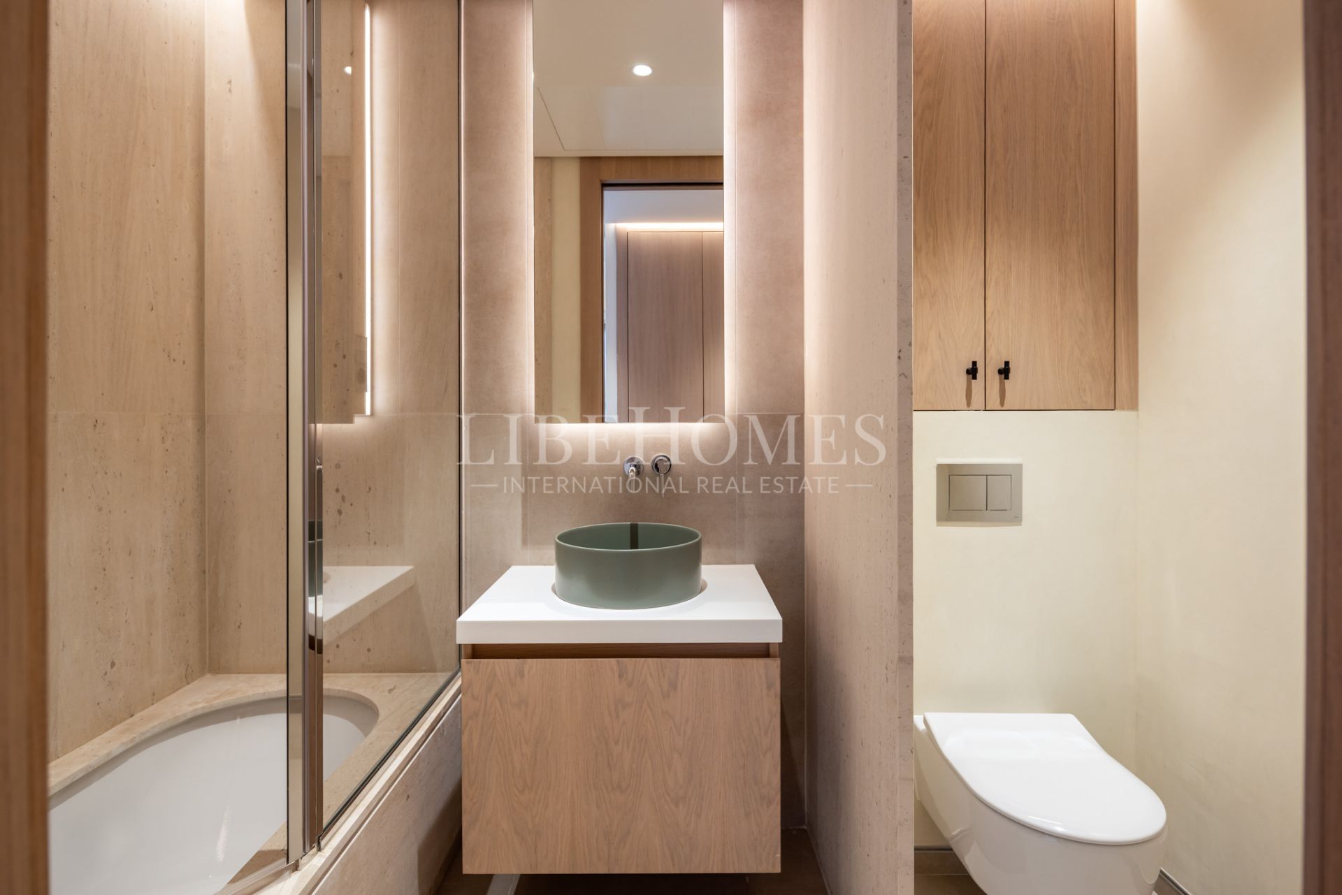 Brand new, luxury beachfront apartment for sale in Malaga city