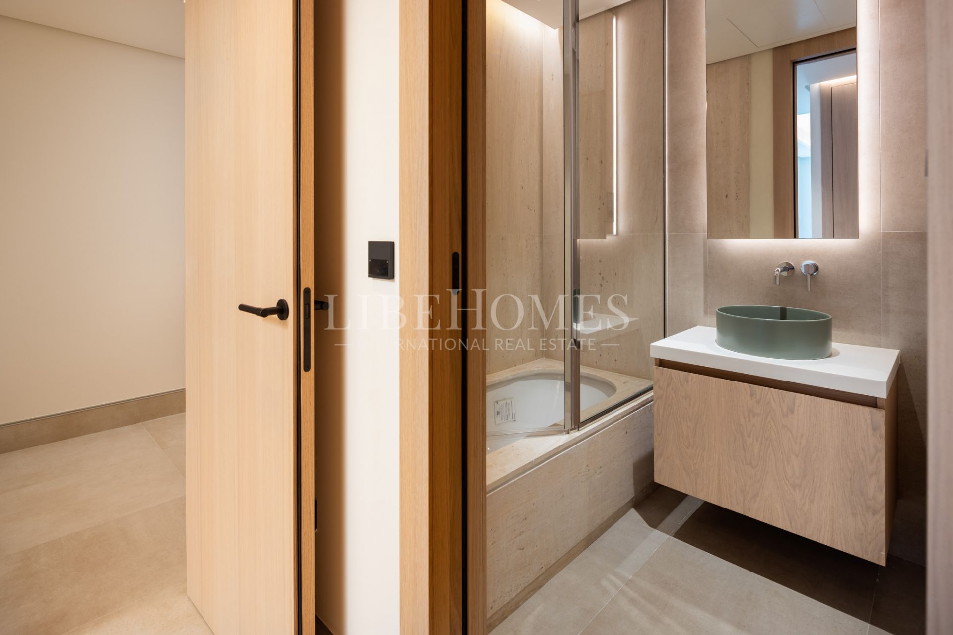 Brand new, luxury beachfront apartment for sale in Malaga city