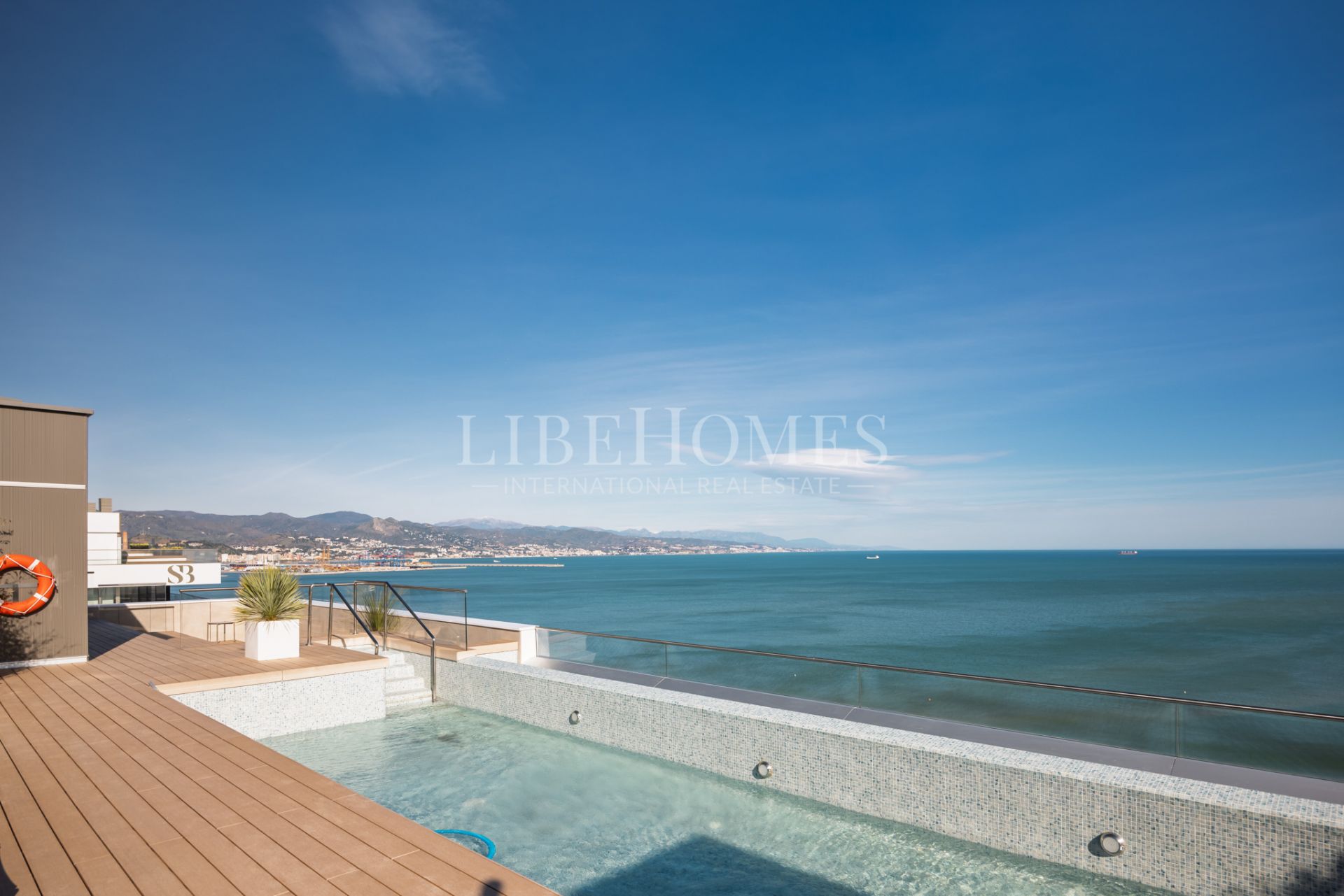 Brand new, luxury beachfront apartment for sale in Malaga city