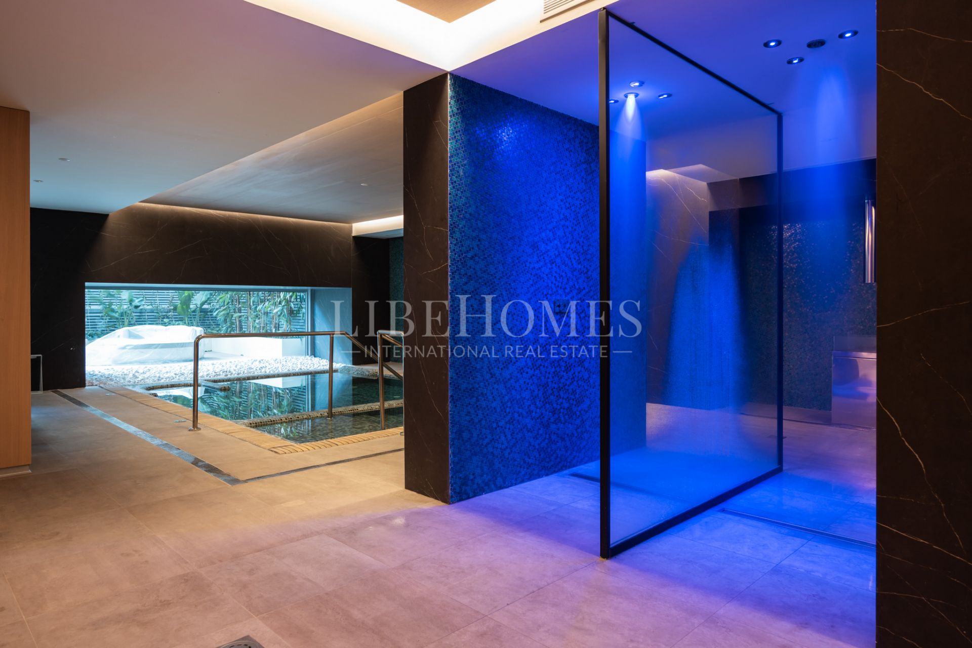 Brand new, luxury beachfront apartment for sale in Malaga city