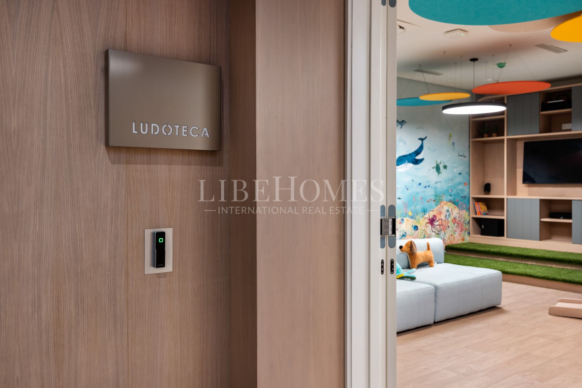 Brand new, luxury beachfront apartment for sale in Malaga city