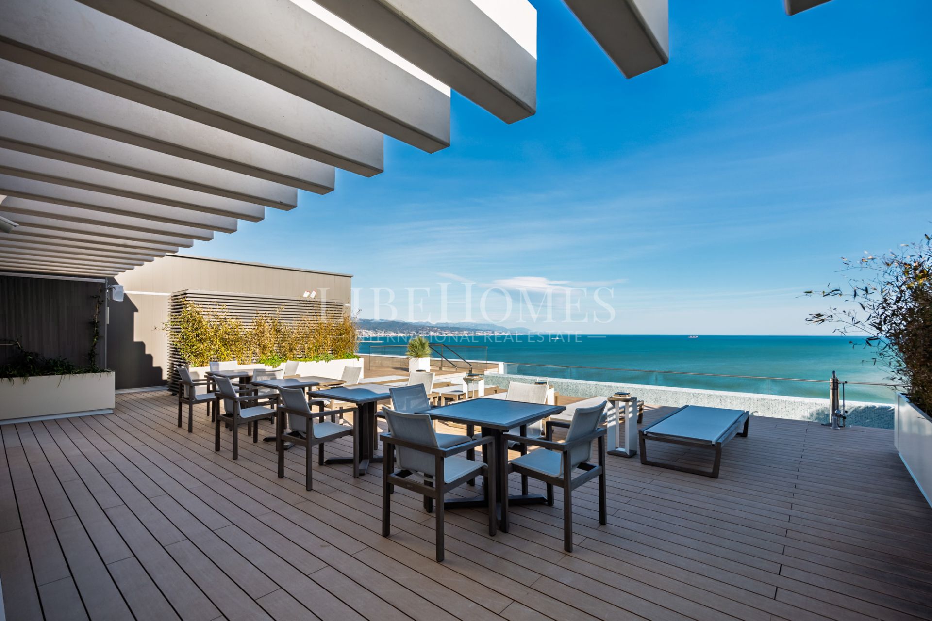 Brand new, luxury beachfront apartment for sale in Malaga city