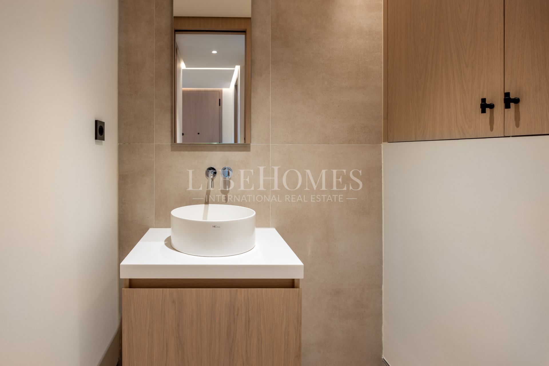 Brand new, luxury beachfront apartment for sale in Malaga city